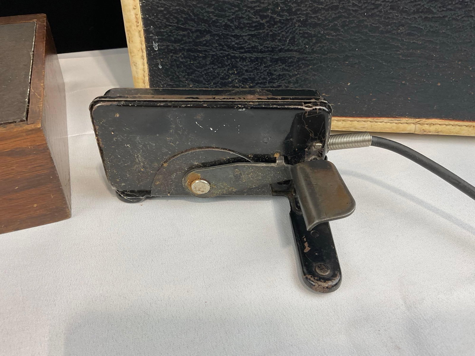 Vintage 1930s-40s Domestic Rotary Sewing Machine, model 153 w/Leather Case - 3
