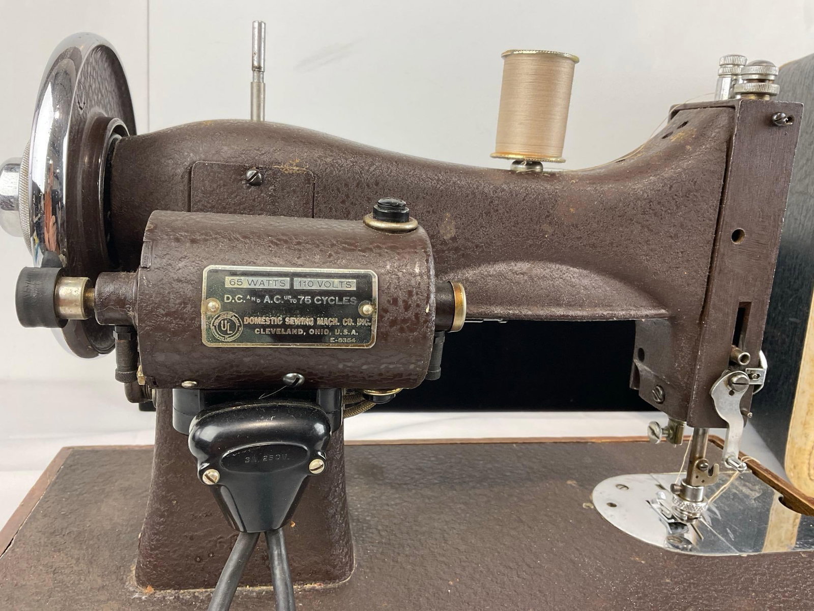 Vintage 1930s-40s Domestic Rotary Sewing Machine, model 153 w/Leather Case - 9