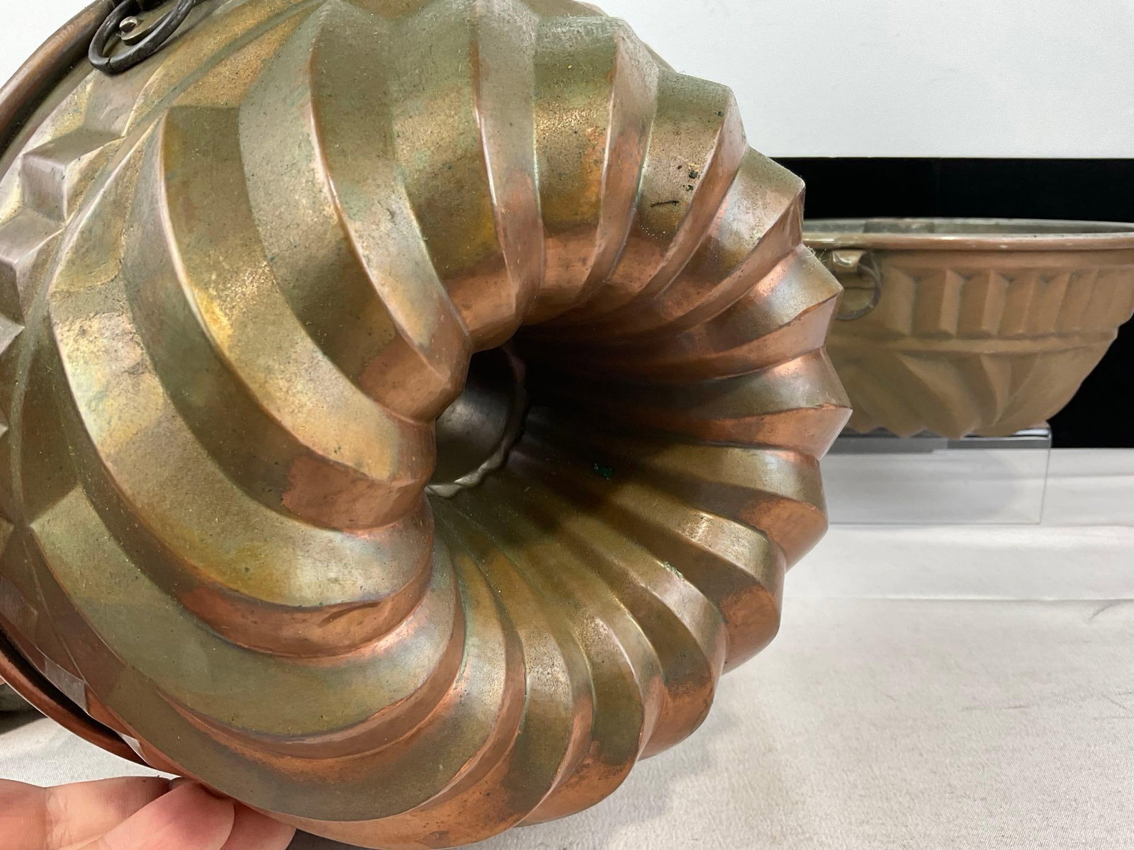 3 Vintage Copper clad Tin Bundt Cake Molds & Vintage Napkin Ring/Pan Stand - 4
