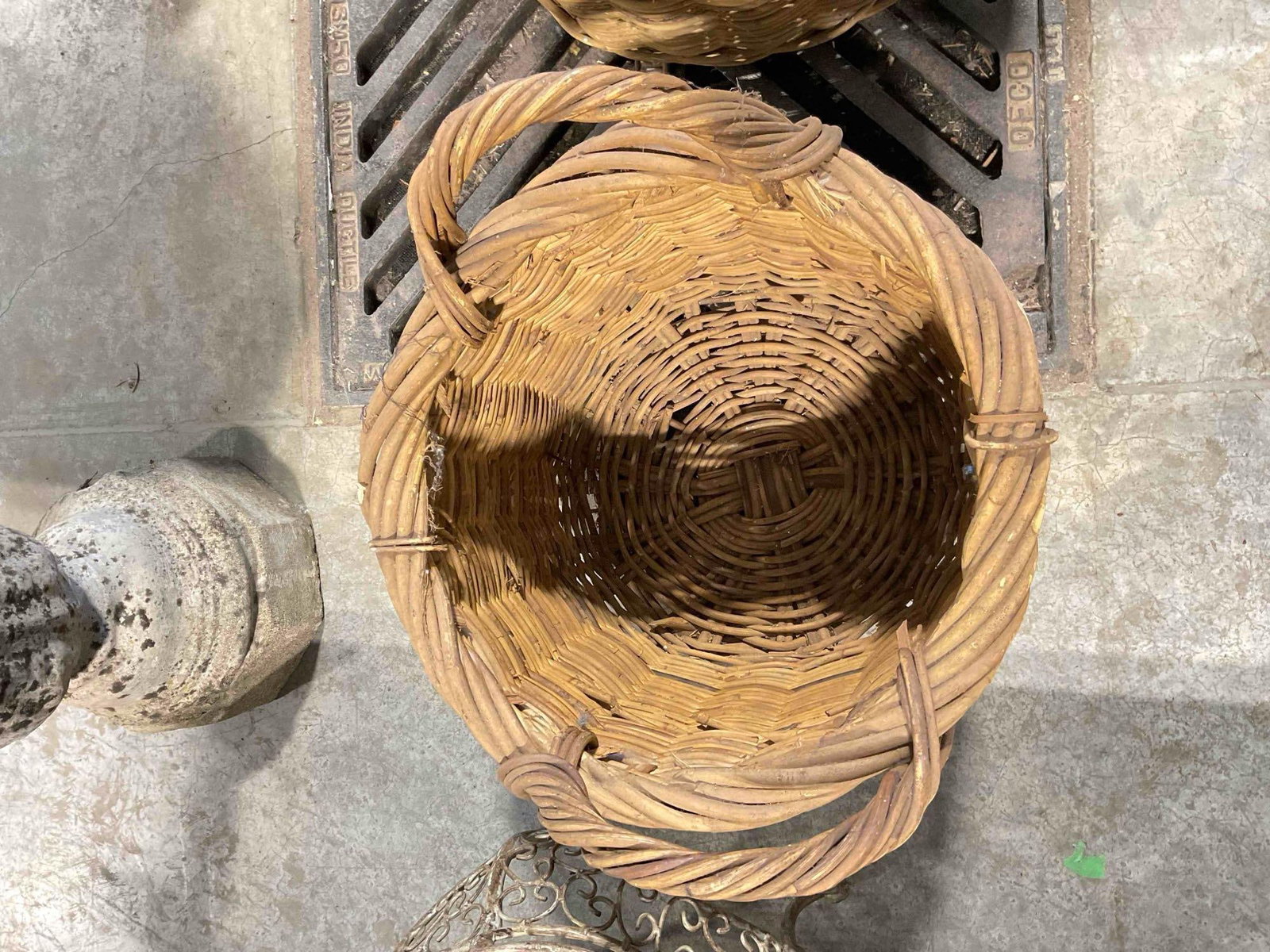 2 pcs Vintage Woven Willow? Wicker Decorative Baskets w/ Handles in 2 Sizes. See pics. - 2