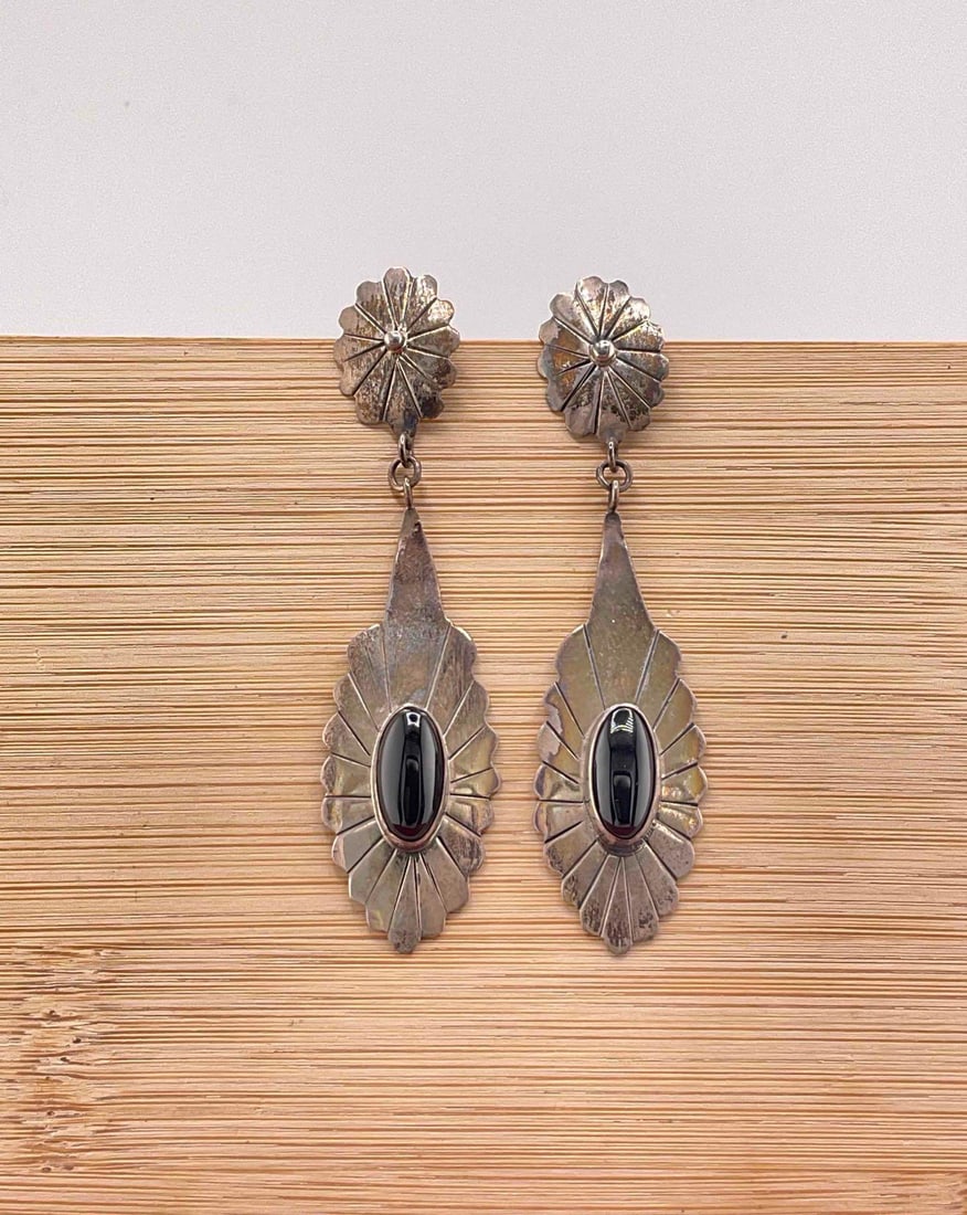 Vintage Sterling Silver Native American Nakai Drop Earrings w/ Black Onyx Setting Dangle.: Vintage Sterling Silver Native American Nakai Drop Earrings w/ Black Onyx Setting Dangle. DM-414