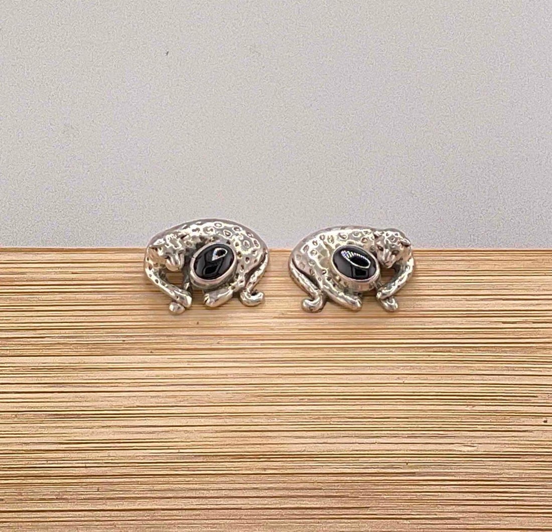 Vintage Carol Felley Sterling Silver Post Earrings w/ Black Onyx Toned Setting & Leopard Design.: Vintage Carol Felley Sterling Silver Post Earrings w/ Black Onyx Toned Setting & Leopard Design. Stamped 90 on reverse. DM-414