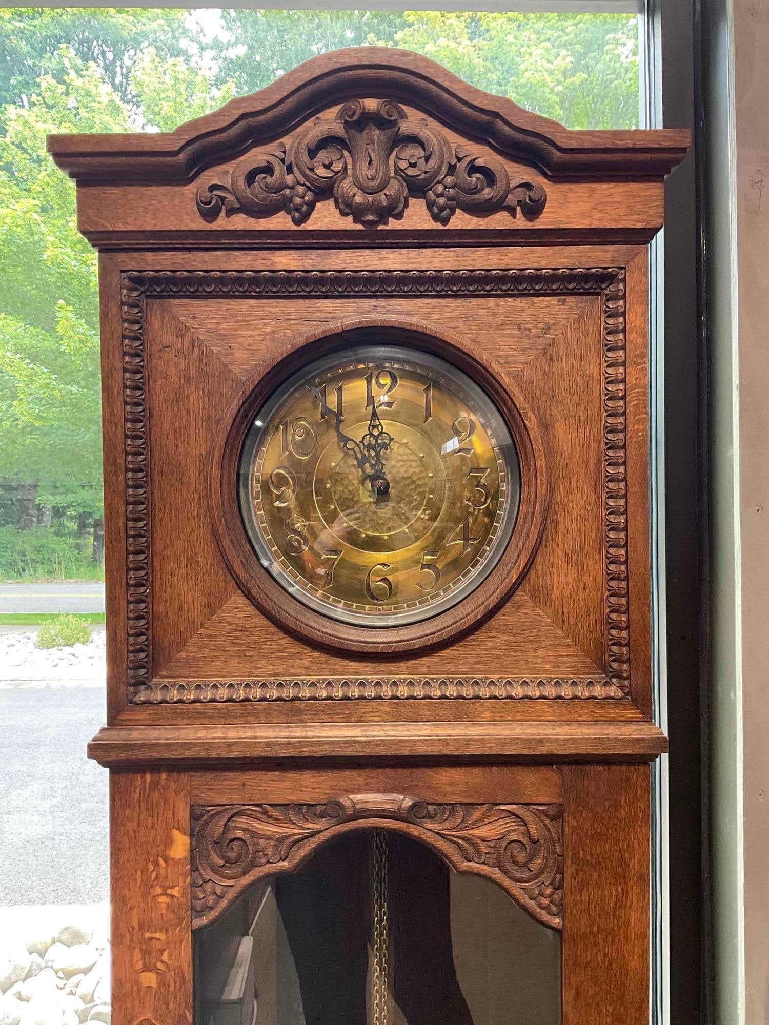 Antique Universal Grandfather Clock in Carved Oak Wood Case, incl. Pendulum & Weights. - 3