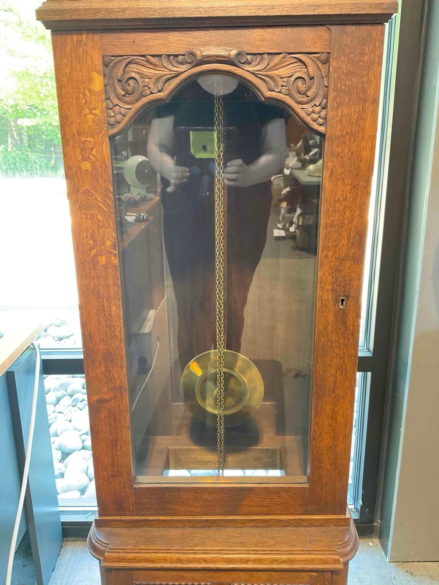 Antique Universal Grandfather Clock in Carved Oak Wood Case, incl. Pendulum & Weights. - 4