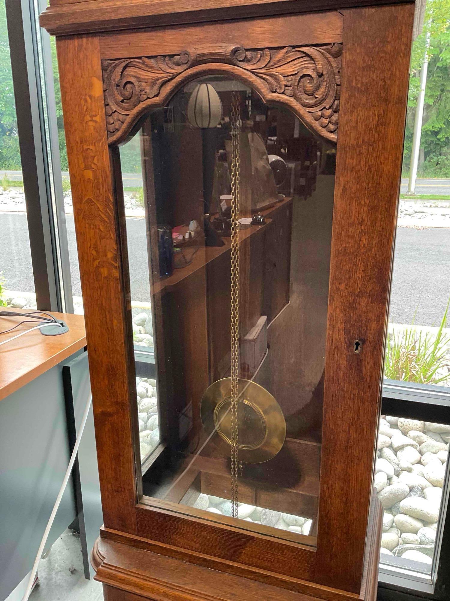 Antique Universal Grandfather Clock in Carved Oak Wood Case, incl. Pendulum & Weights. - 5