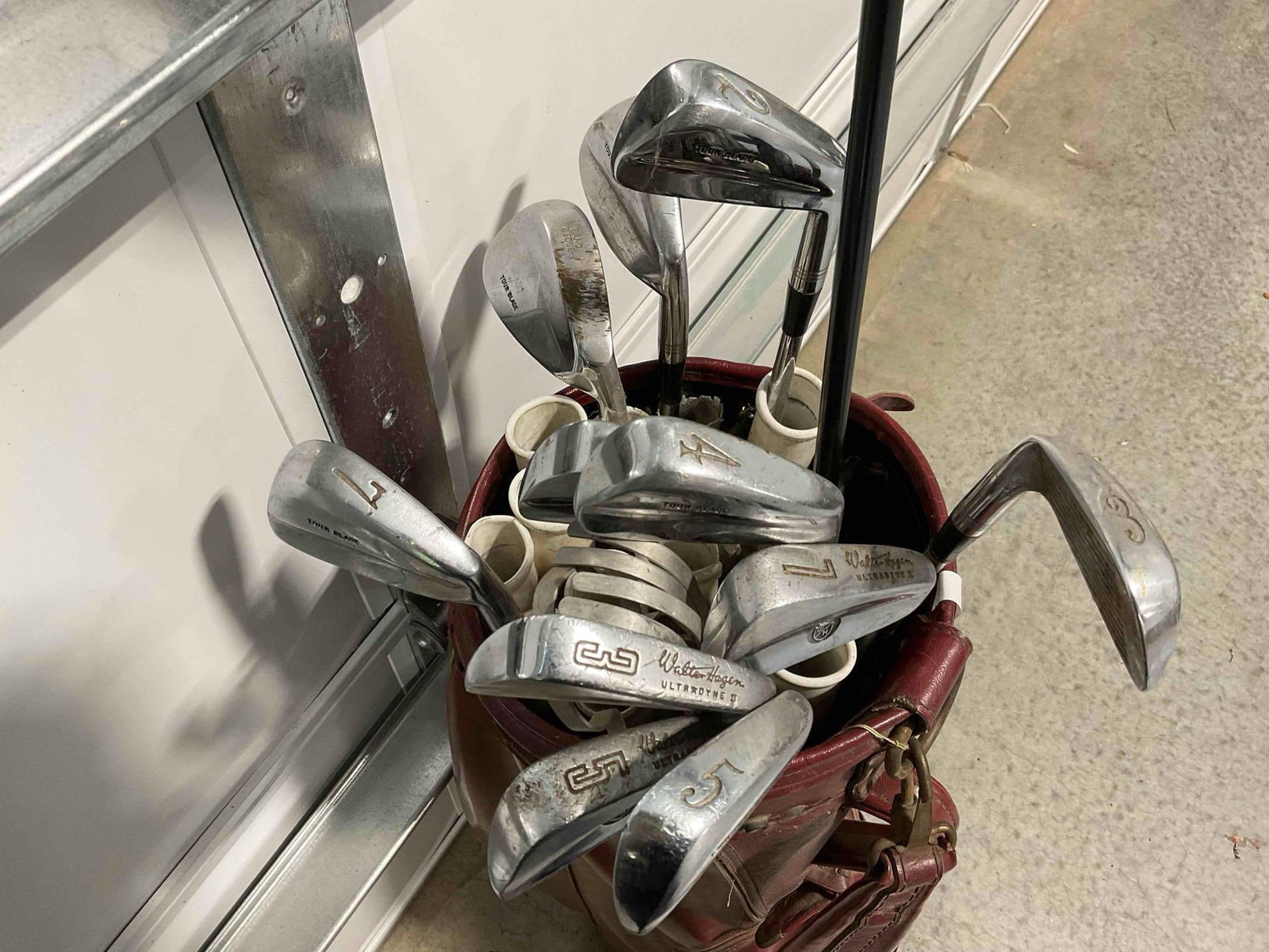 Vintage hot-z Red Leather Golf Bag w/ 12 pcs Golf Clubs, incl. 1x Big Bertha & 11x Walter Hagen. - 4
