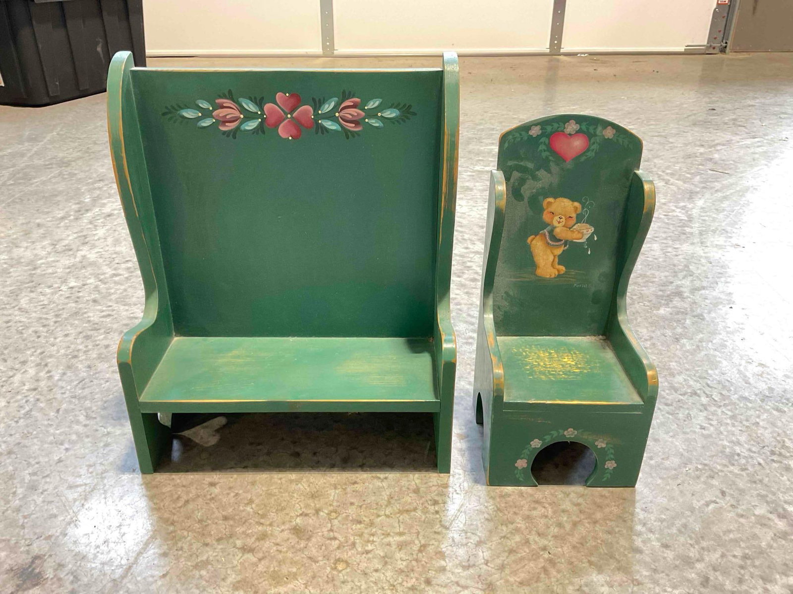 2 pcs Vintage Child's Doll Wooden Chair & Bench, Painted Green w/ Bear Design. See pics.: 2 pcs Vintage Child's Doll Wooden Chair & Bench, Painted Green w/ Bear Design. Part of set with lot 261. Minor dust and wear indicative of age and use, otherwise look to be in good condition. Meas
