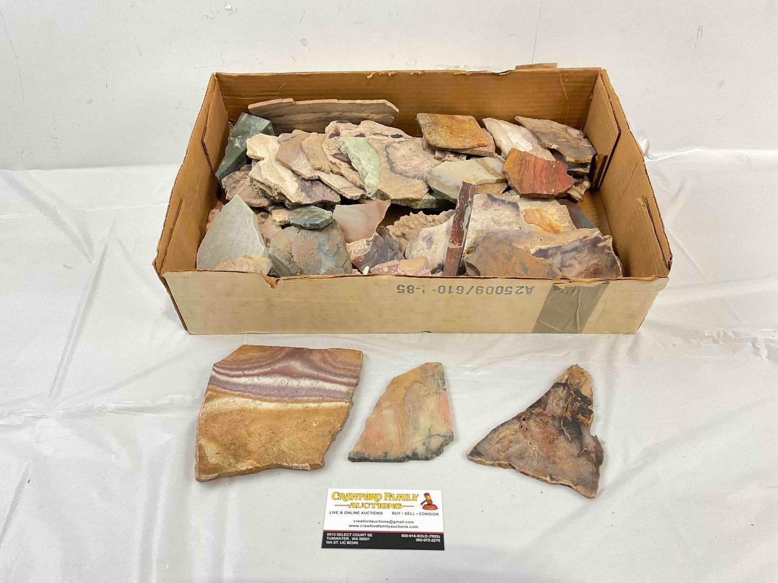 Uncounted Assortment of Loose Stone Slabs, incl. Jaspers, Agates, Petrified Wood & More.: Uncounted Assortment of Loose Stone Slabs, incl. Jaspers, Agates, Petrified Wood & More. Looks to be in good condition. Fits in box measuring 16" x 12" x 3" Dm-6030