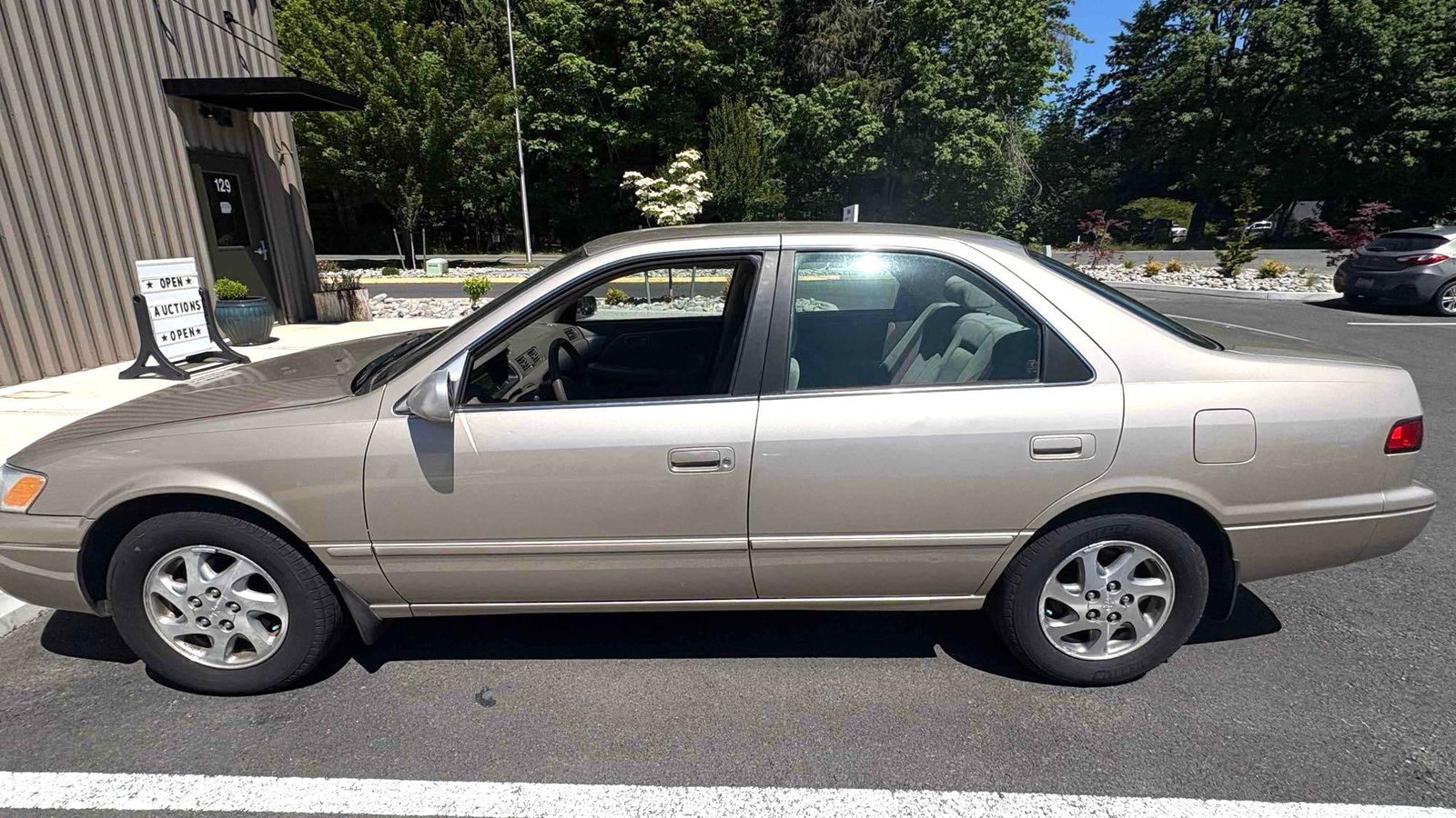 1998 Toyota Camry CE V6 Sedan 4 DR 3.0L V6 F DOHC 24V Gasoline Front wheel drive 182,408 miles (1 of 20)