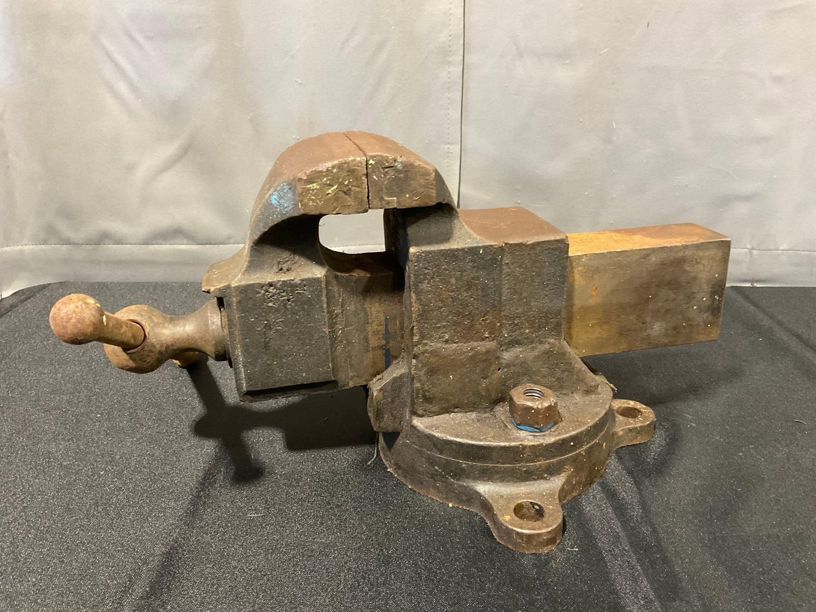 Vintage Monarch PV co NY #217-218 Cast Iron Vise, heavy, approx 10x17x13 inches: *No in-house shipping, due to weight* Appears to be in good shape. The piece measures approx 10h x 17w x 13d inches. See pics. E-5980 *No in-house shipping, due to weight*