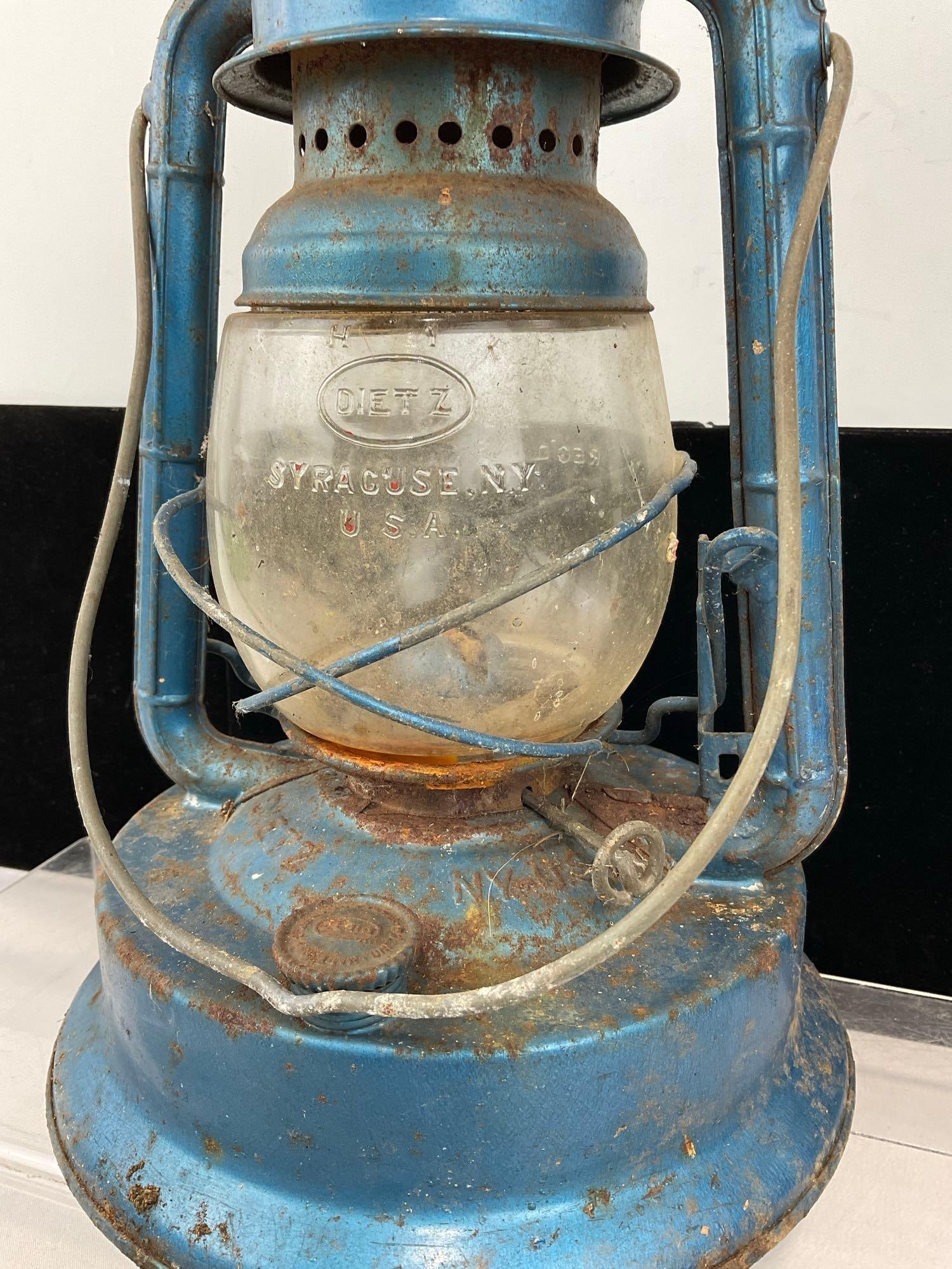 Vintage Dietz Little Giant Railroad Lantern, Blue, has some finish wear, and corrosion - 3