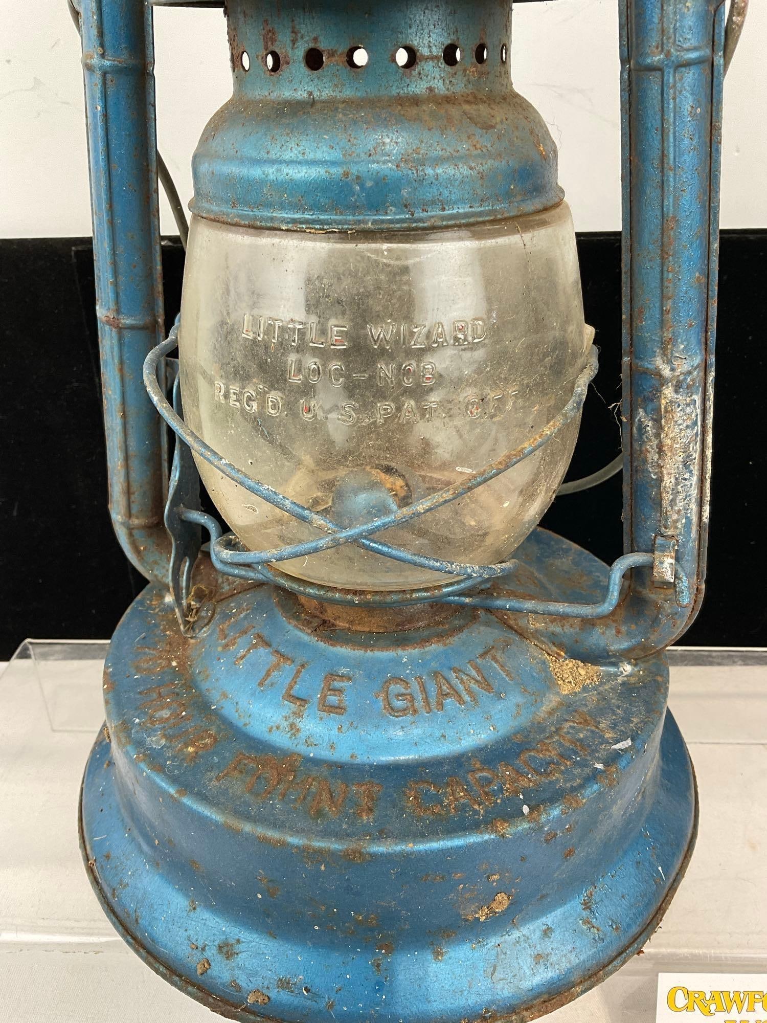 Vintage Dietz Little Giant Railroad Lantern, Blue, has some finish wear, and corrosion - 4
