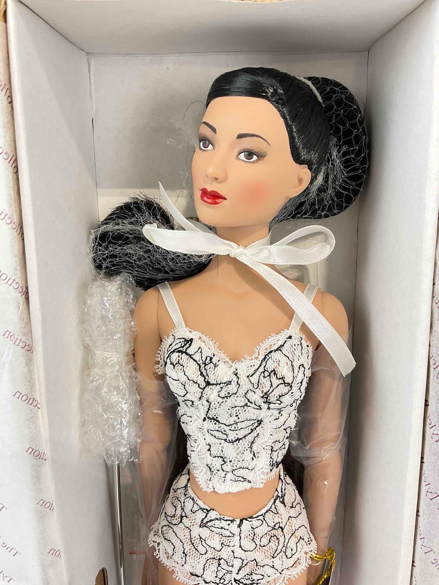 Tonner Tyler Wentworth Collection Ready To Wear Carrie TW2402 Fashion Doll. LNIB. See pics. - 2