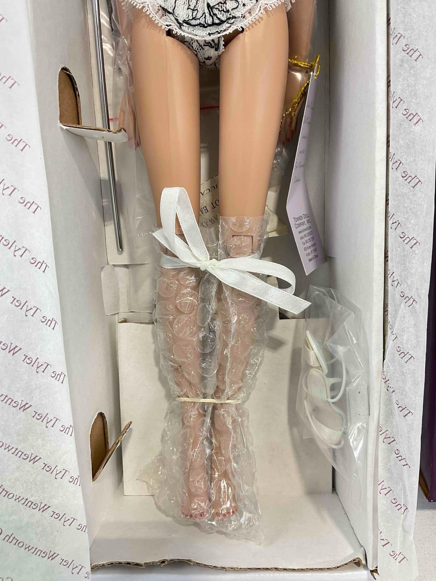 Tonner Tyler Wentworth Collection Ready To Wear Carrie TW2402 Fashion Doll. LNIB. See pics. - 3