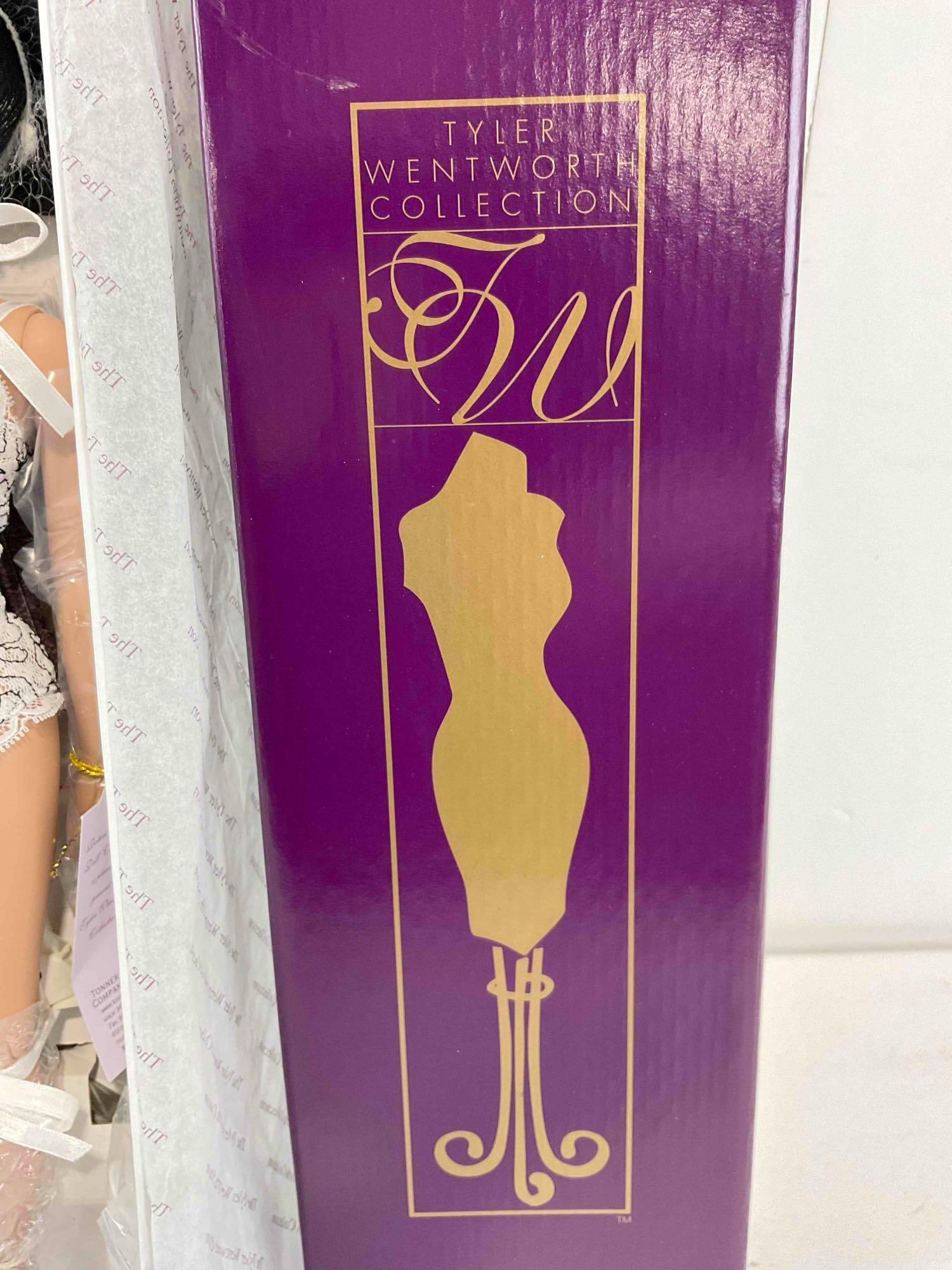 Tonner Tyler Wentworth Collection Ready To Wear Carrie TW2402 Fashion Doll. LNIB. See pics. - 4