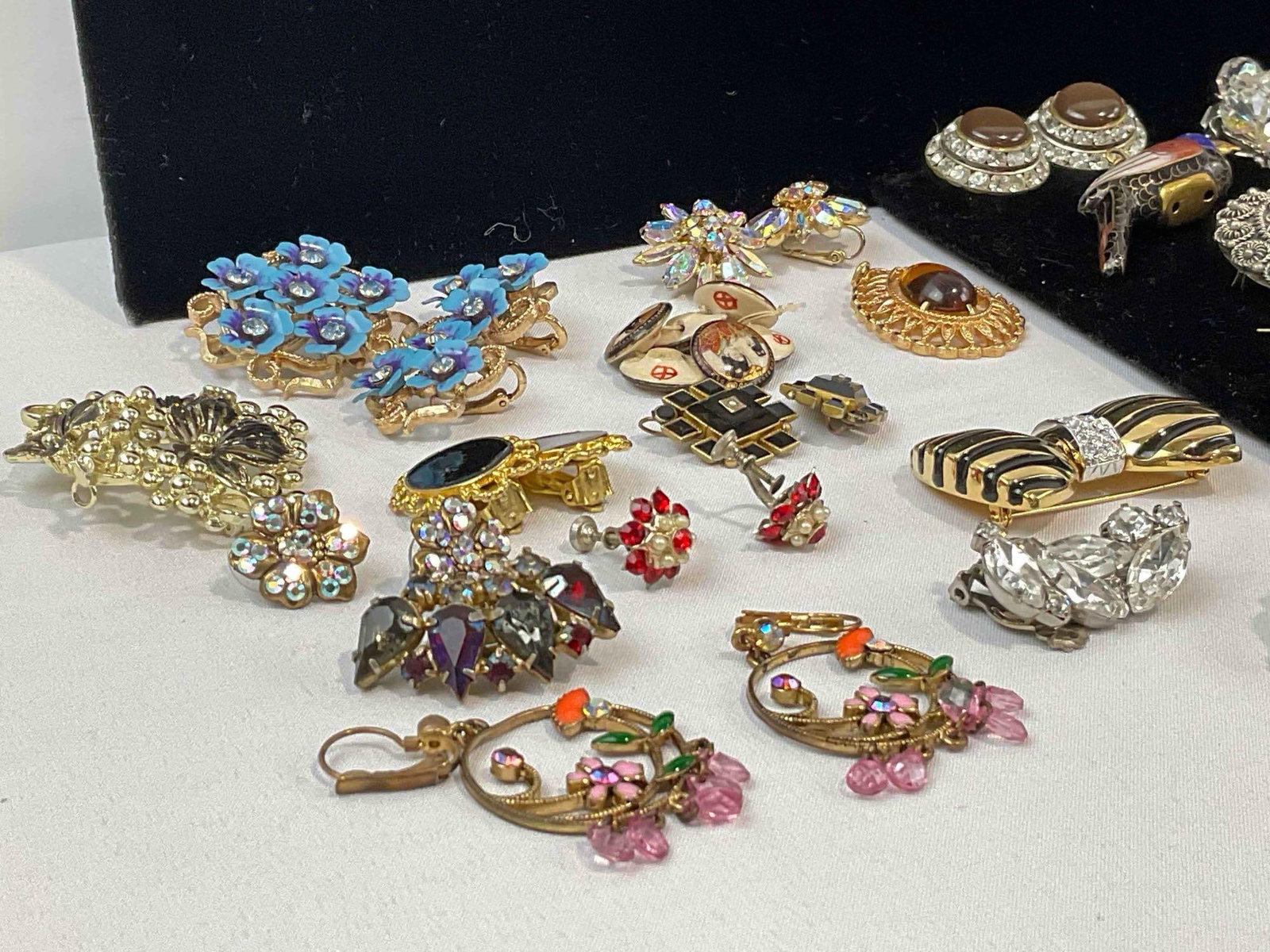 Uncounted Collection of Costume Jewelry, incl. Vintage Rhinestone Lapel Pins & Earrings. See pics. - 2
