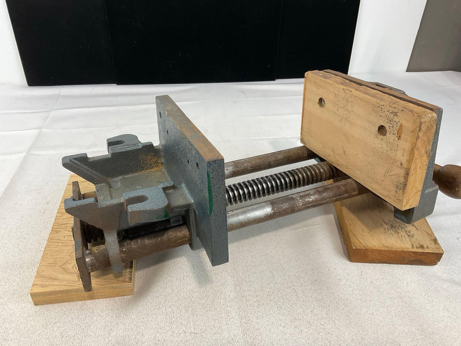 Cast Iron Woodworking Vise, Bench Vise, 9x19x13 inches & set of clamps - 4