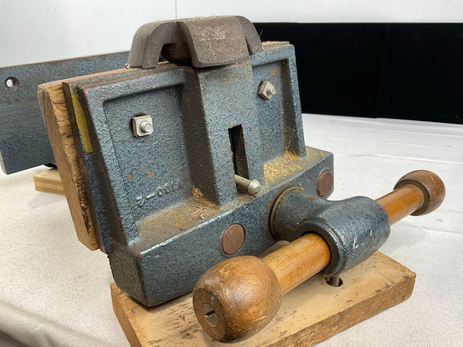 Cast Iron Woodworking Vise, Bench Vise, 9x19x13 inches & set of clamps - 5