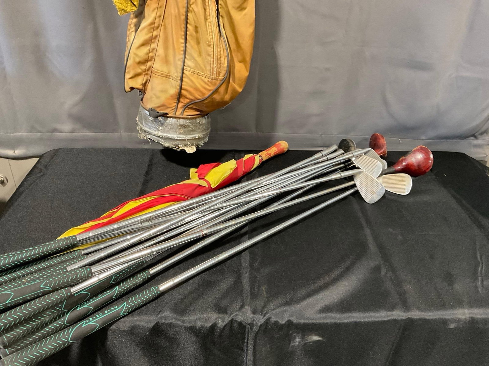 Vintage 1970s Golf Bag & 12 Clubs, Titleist 1&3 Wood, Ben Hogan 5 wood, Walt Hagson 2-9 Iron & PW - 2