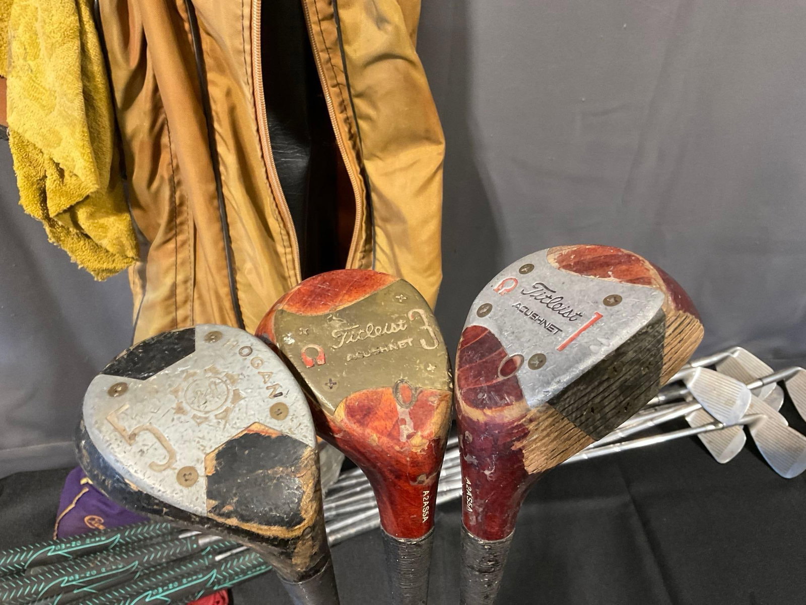 Vintage 1970s Golf Bag & 12 Clubs, Titleist 1&3 Wood, Ben Hogan 5 wood, Walt Hagson 2-9 Iron & PW - 3