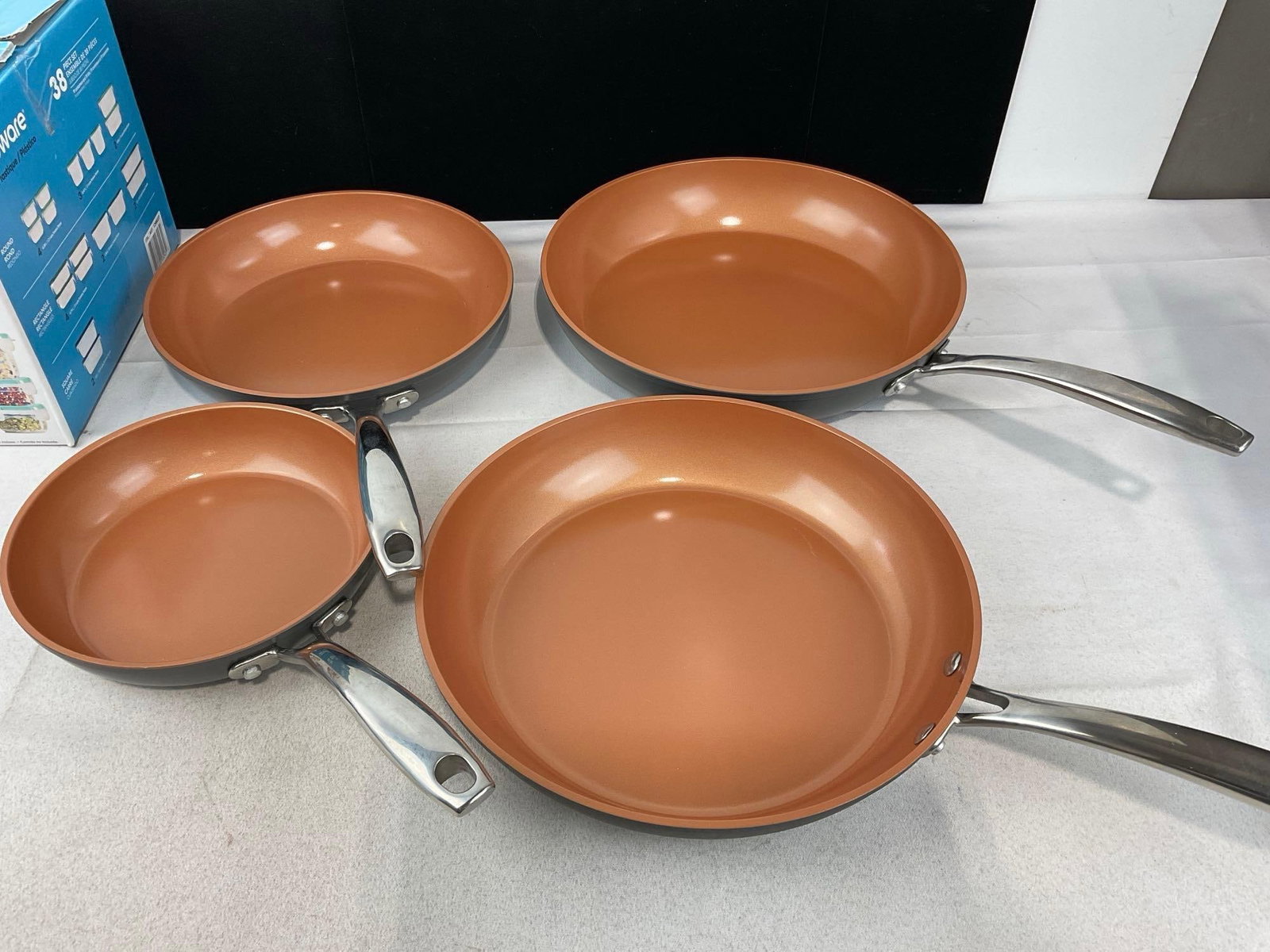 4 Gotham Steel pro Skillets, & Snapware Sealing Food Storage pieces, roughly 30 pcs - 2