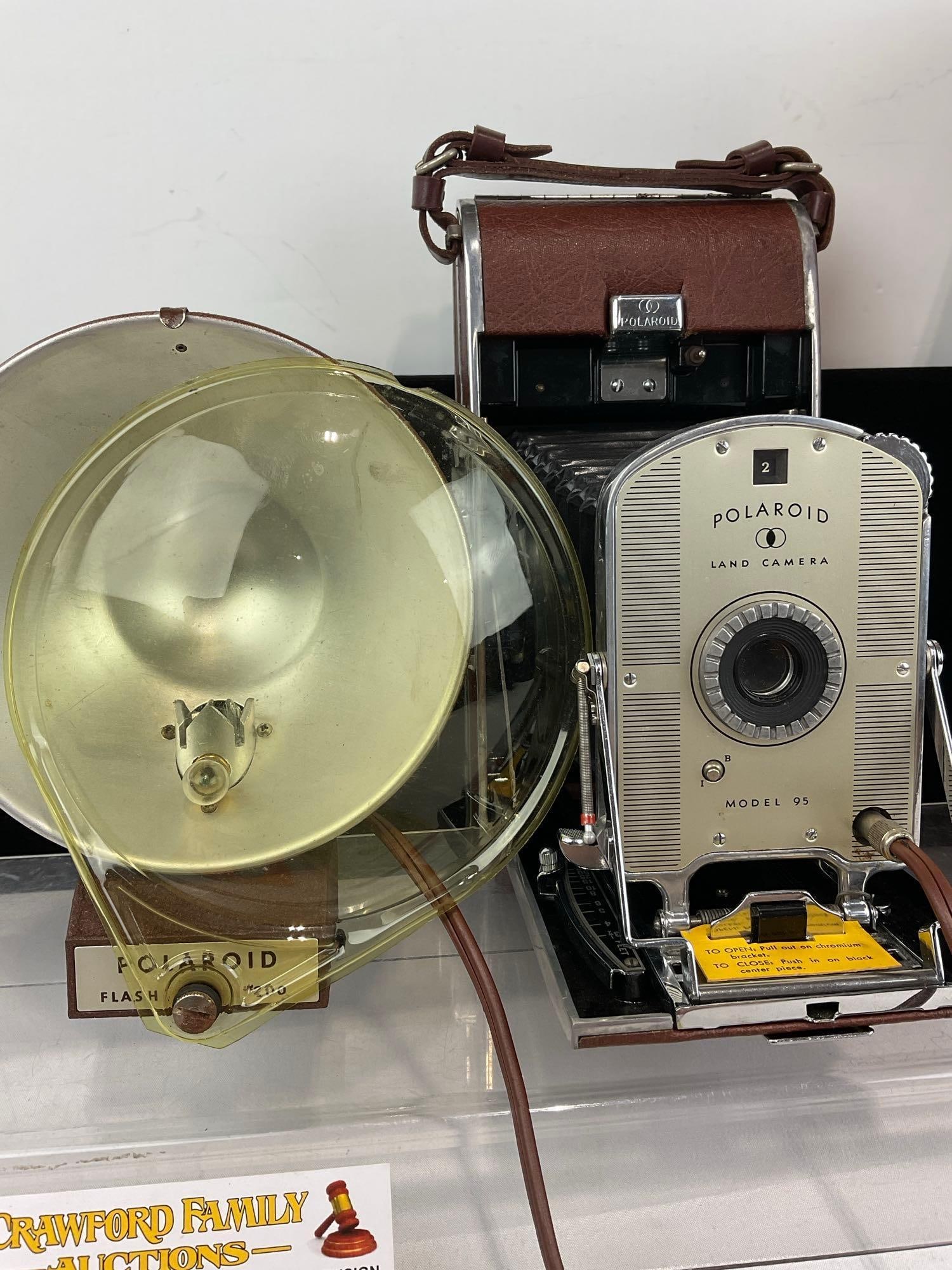 Polaroid Land Camera model 95 w/Flash 200, Leather Case - 2