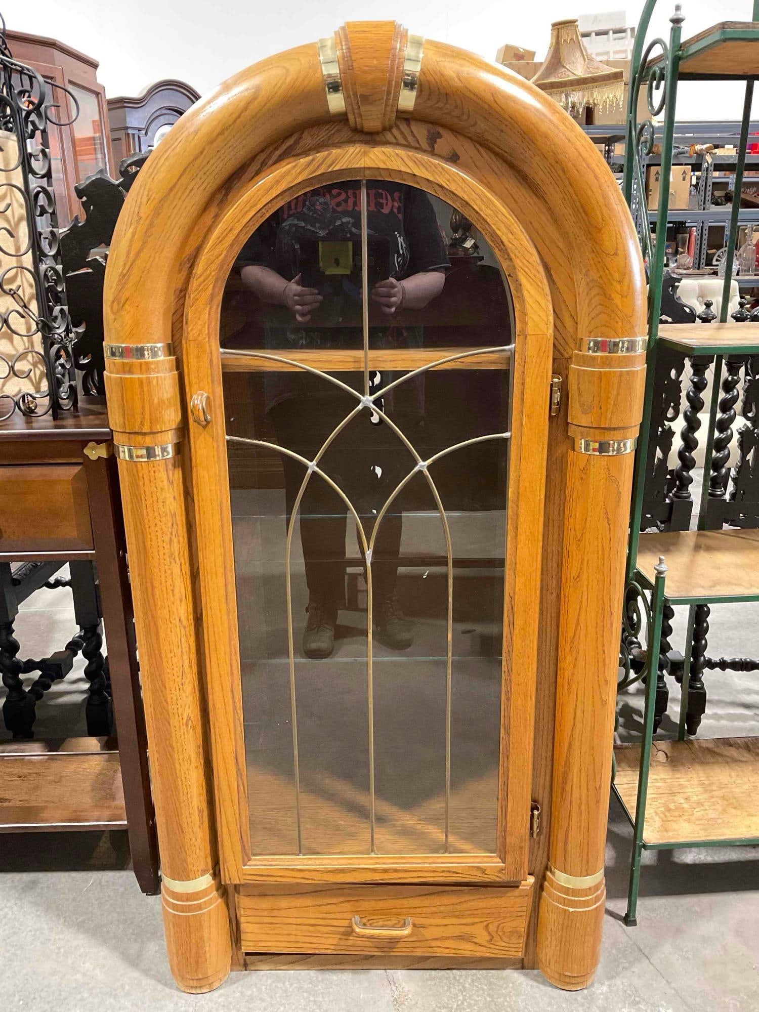 Vintage Jukebox Style Oak Wood Cabinet w/ Pull Out Shelf, 2x Glass Shelves & Drawer. See pics.: Vintage Jukebox Style Oak Wood Cabinet w/ Pull Out Shelf, 2x Glass Shelves & Drawer. Piece has minor wear indicative of age and use, otherwise looks to be in good condition. Measures 28" x 20" x 5