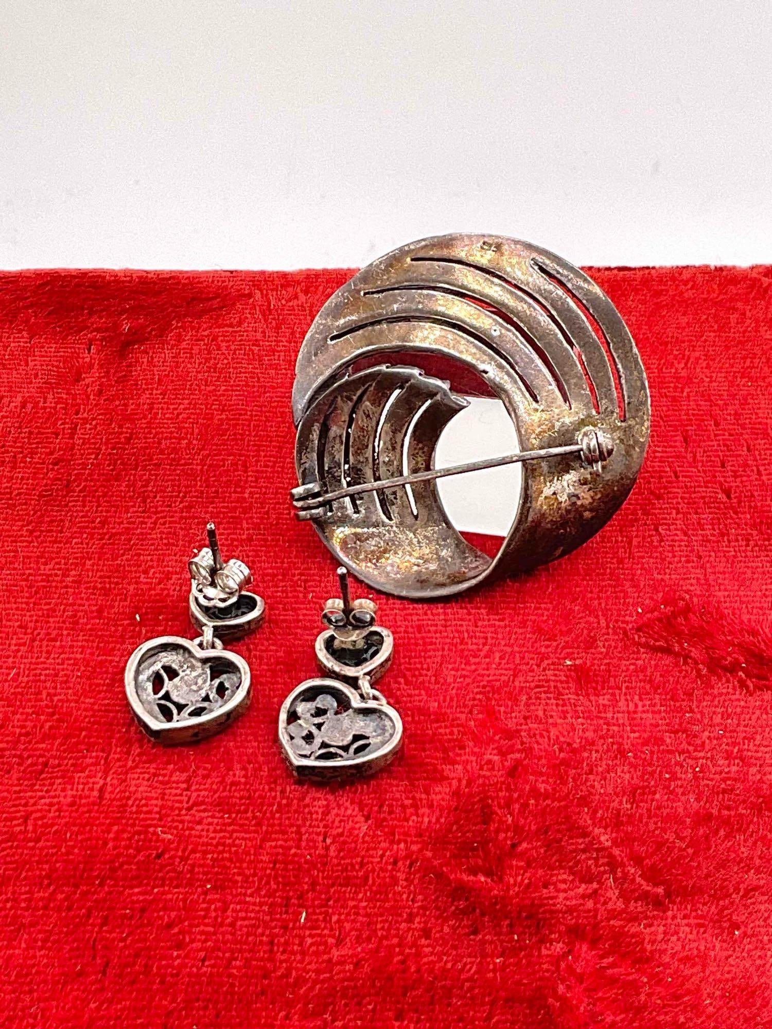 Vintage Art Deco marcasite & Sterling Silver Swirl Brooch & dual heart shaped Dangle earrings - 5