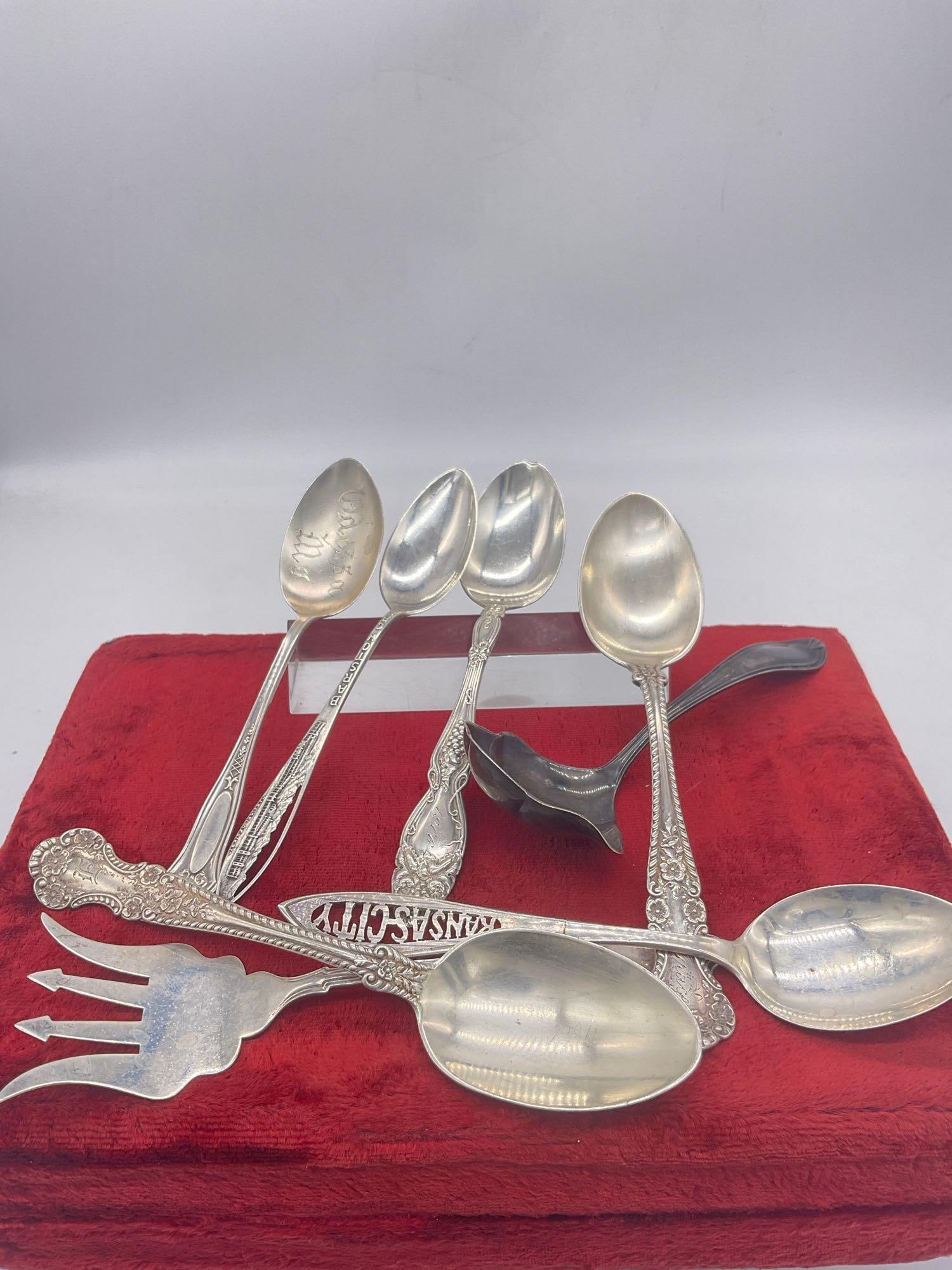Selection of antique & vintage sterling silver spoons / forks incl. souvenir spoons, etc - 145 gr...: JC-414