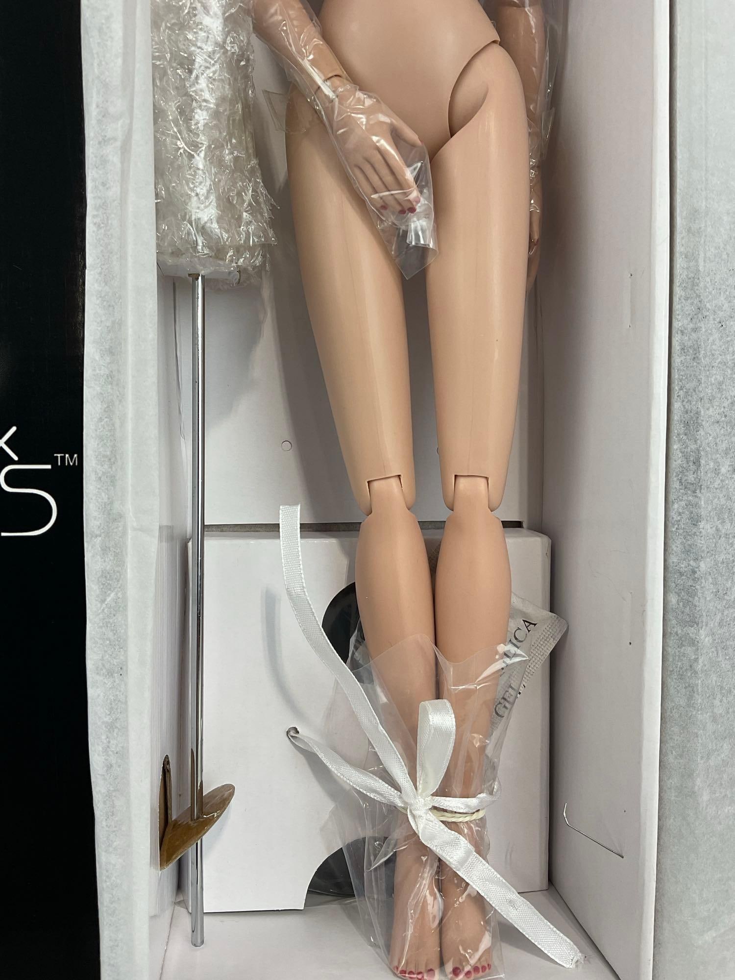 Devereaux Sisters Au Printemps Renee Robert Tonner Doll, 16 inch tall, in original box - 3