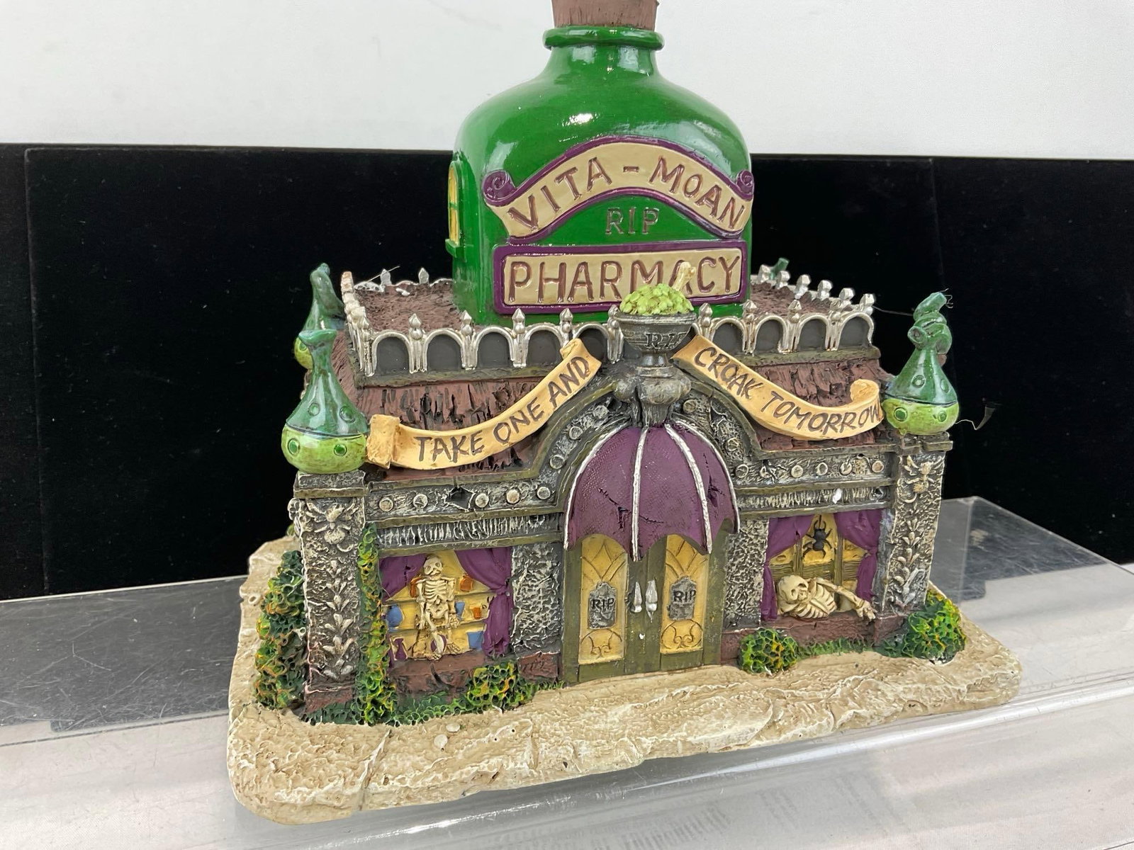 Hawthorne Village Halloween Light Up Bldg, The Munsters, Vita Moan Pharmacy, A1879, 2005 w/COA - 2