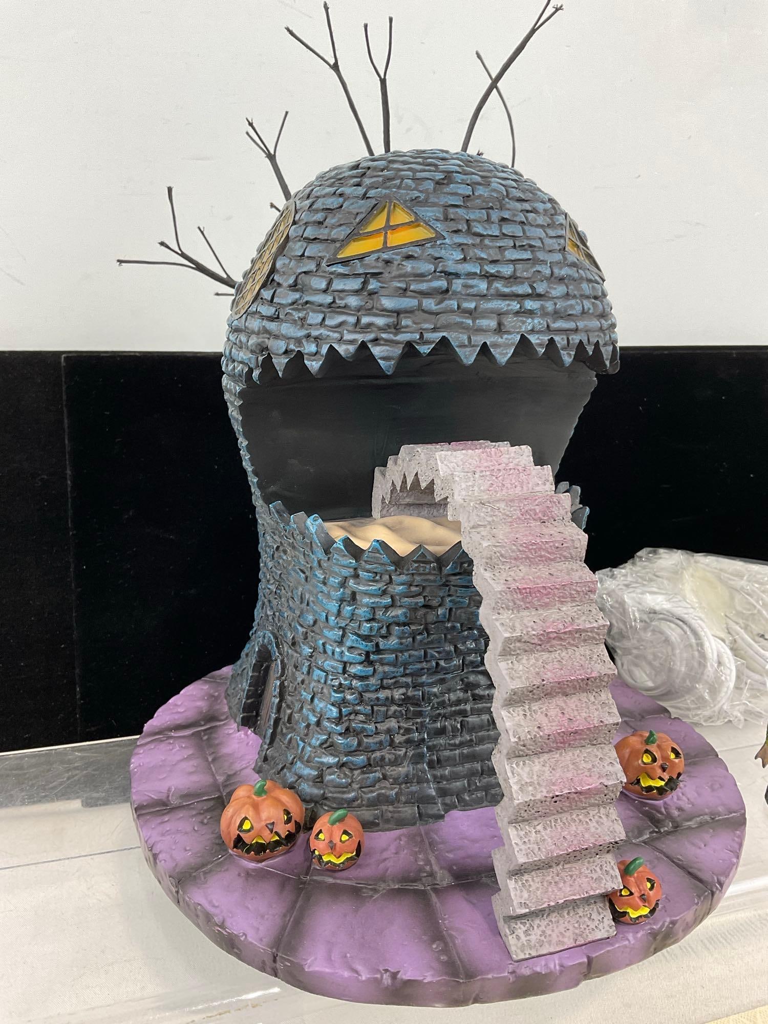 Hawthorne Village Nightmare Before Christmas, Light Up Bldg, Lizard House, A1289, 2005, w/COA - 2