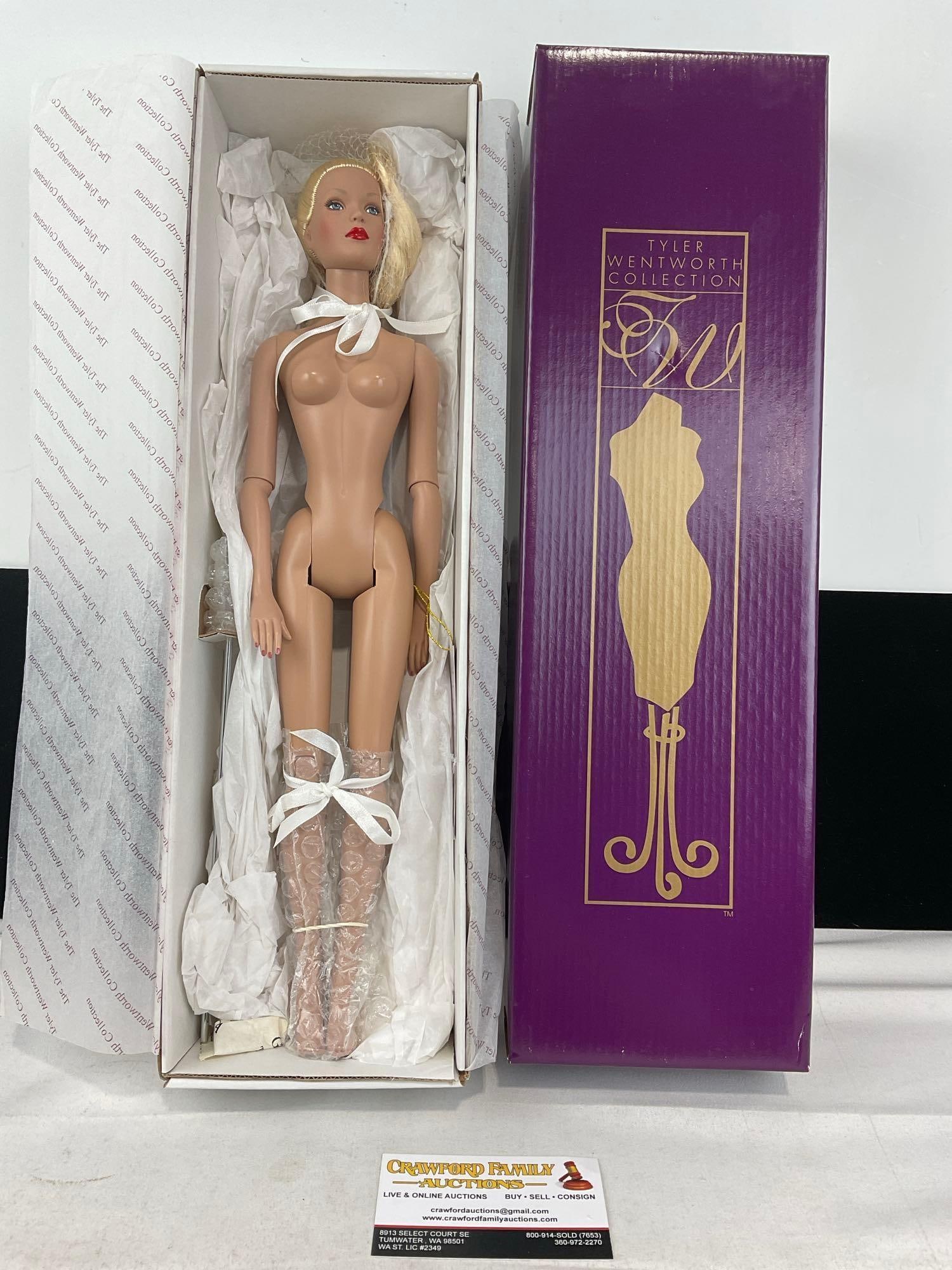 Tyler Wentworth Robert Tonner Doll 16 inch, Signature Style BW - Blonde, original box, TW0405: Appears to be in good shape, only lightly used. The piece measures approx 19h x 7w x 5d inches. See pics. E-6160