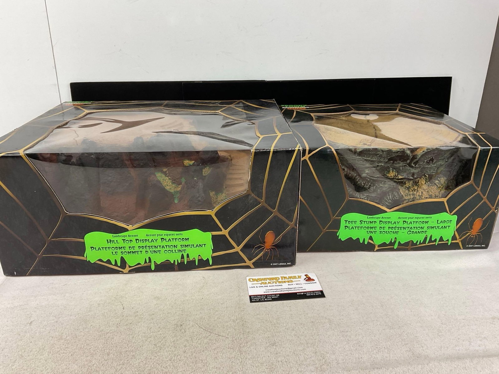Lemax Spooky Town Figures in box, Hill Top Display Platform & Tree Stump Display Platform Large: Appears to be in good shape. The piece measures approx 14h x 13w x 16d inches. See pics. E-6160