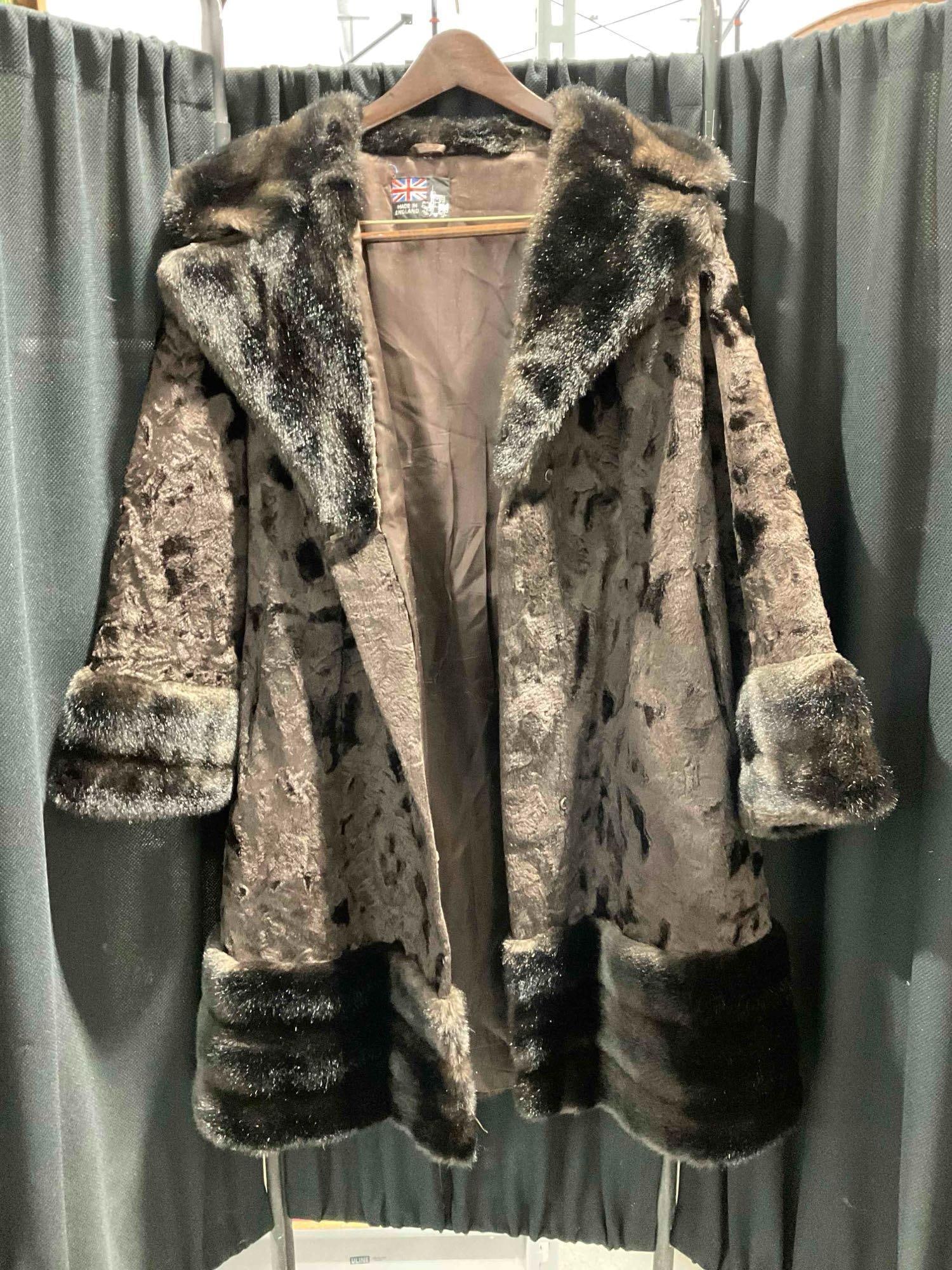 Lovely Vintage Rosewin Made in England Brown Faux Fur & Crushed Velvet Women's Coat. (1 of 7)