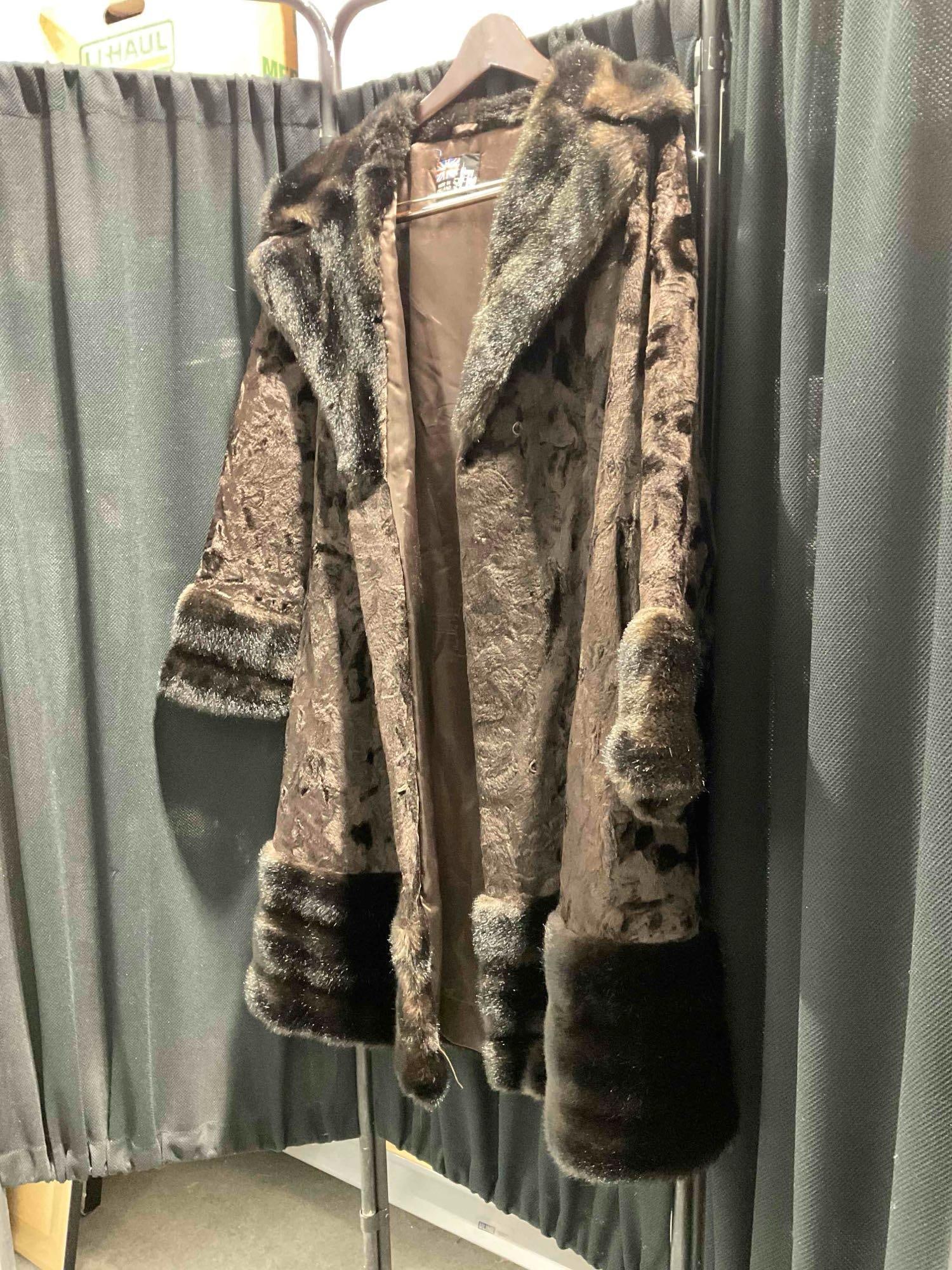 Lovely Vintage Rosewin Made in England Brown Faux Fur & Crushed Velvet Women's Coat. - 2