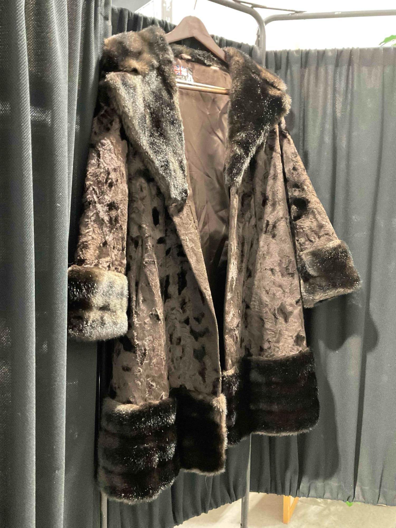 Lovely Vintage Rosewin Made in England Brown Faux Fur & Crushed Velvet Women's Coat. - 3