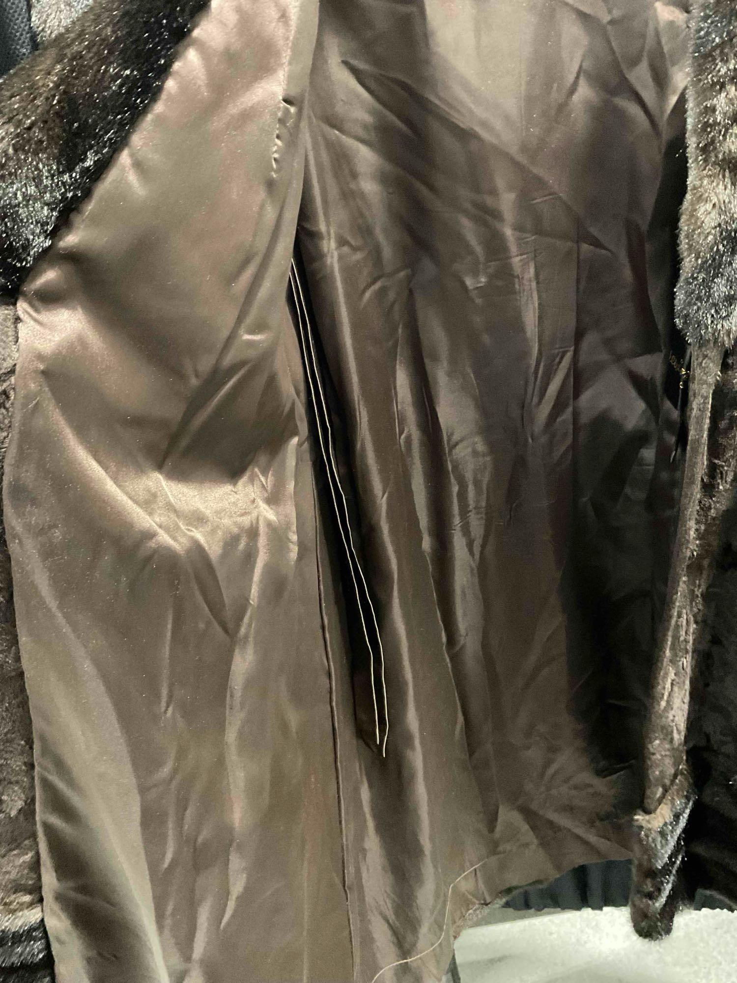 Lovely Vintage Rosewin Made in England Brown Faux Fur & Crushed Velvet Women's Coat. - 6