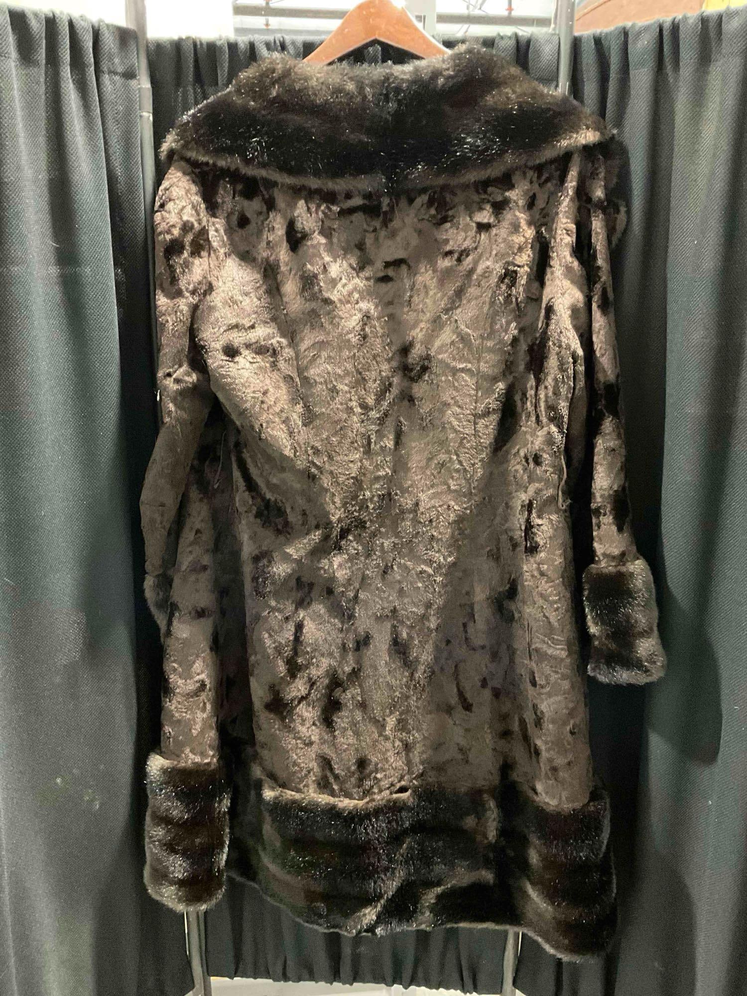 Lovely Vintage Rosewin Made in England Brown Faux Fur & Crushed Velvet Women's Coat. - 7