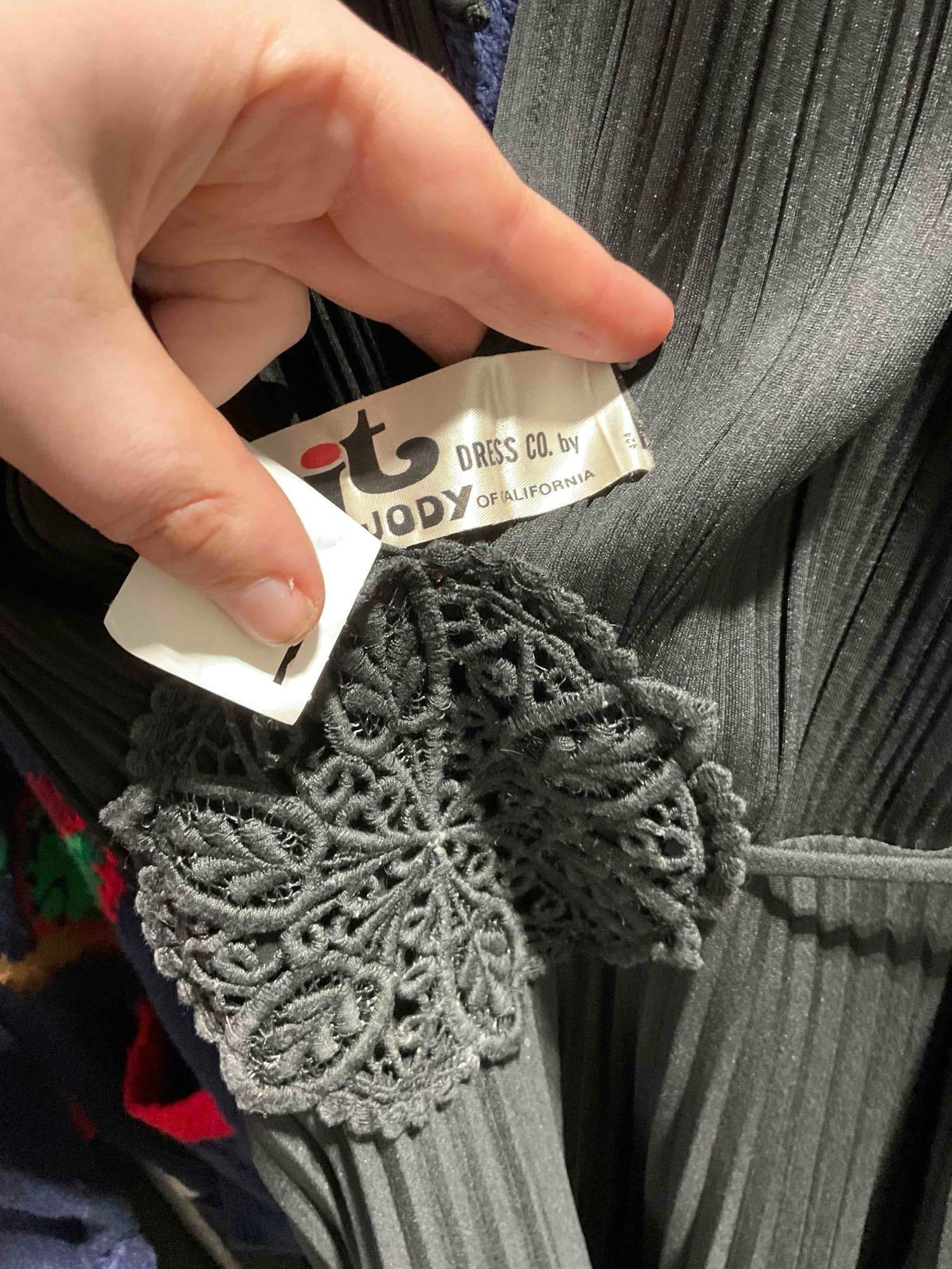 5 pcs Women's Clothing, incl. Vintage Alexandra Bartlett Knit Football Sweater Size M & More! - 13