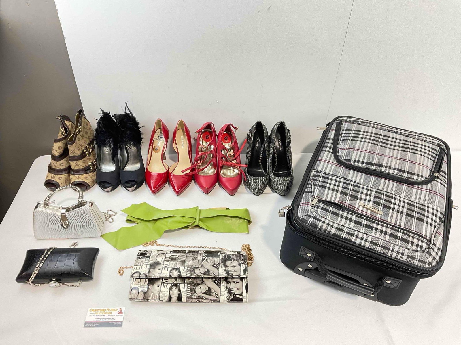 10 pcs Women's Accessories, incl. 5x Pairs of Shoes, 3x Handbags, 1x Belt & 1x Suitcase. See pics.: 10 pcs Women's Accessories, incl. 5x Pairs of Shoes, 3x Handbags, 1x Belt & 1x Suitcase. Shoes range from size 6 to size 7.5. Pieces have wear indicative of age and use, one of the purse's chains 