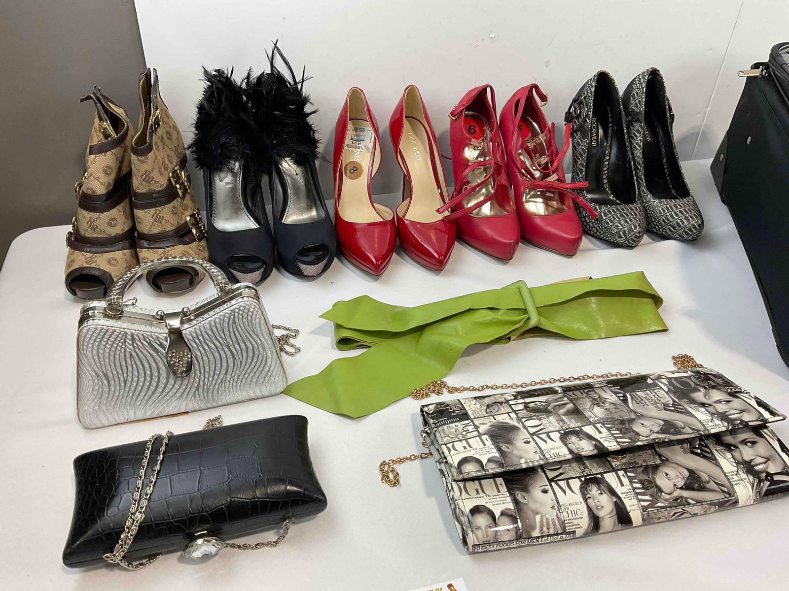 10 pcs Women's Accessories, incl. 5x Pairs of Shoes, 3x Handbags, 1x Belt & 1x Suitcase. See pics. - 2