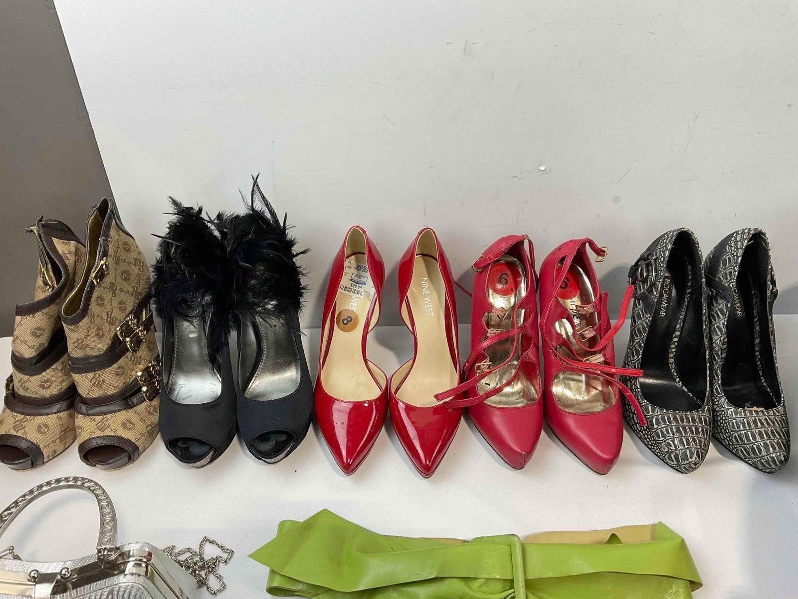 10 pcs Women's Accessories, incl. 5x Pairs of Shoes, 3x Handbags, 1x Belt & 1x Suitcase. See pics. - 4