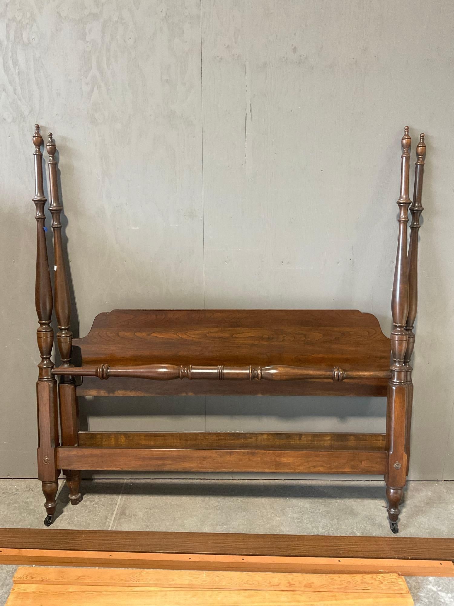 Lovely vintage 60's queen mahogany bed frame with finial toppers, in fair to good cond (1 of 5)