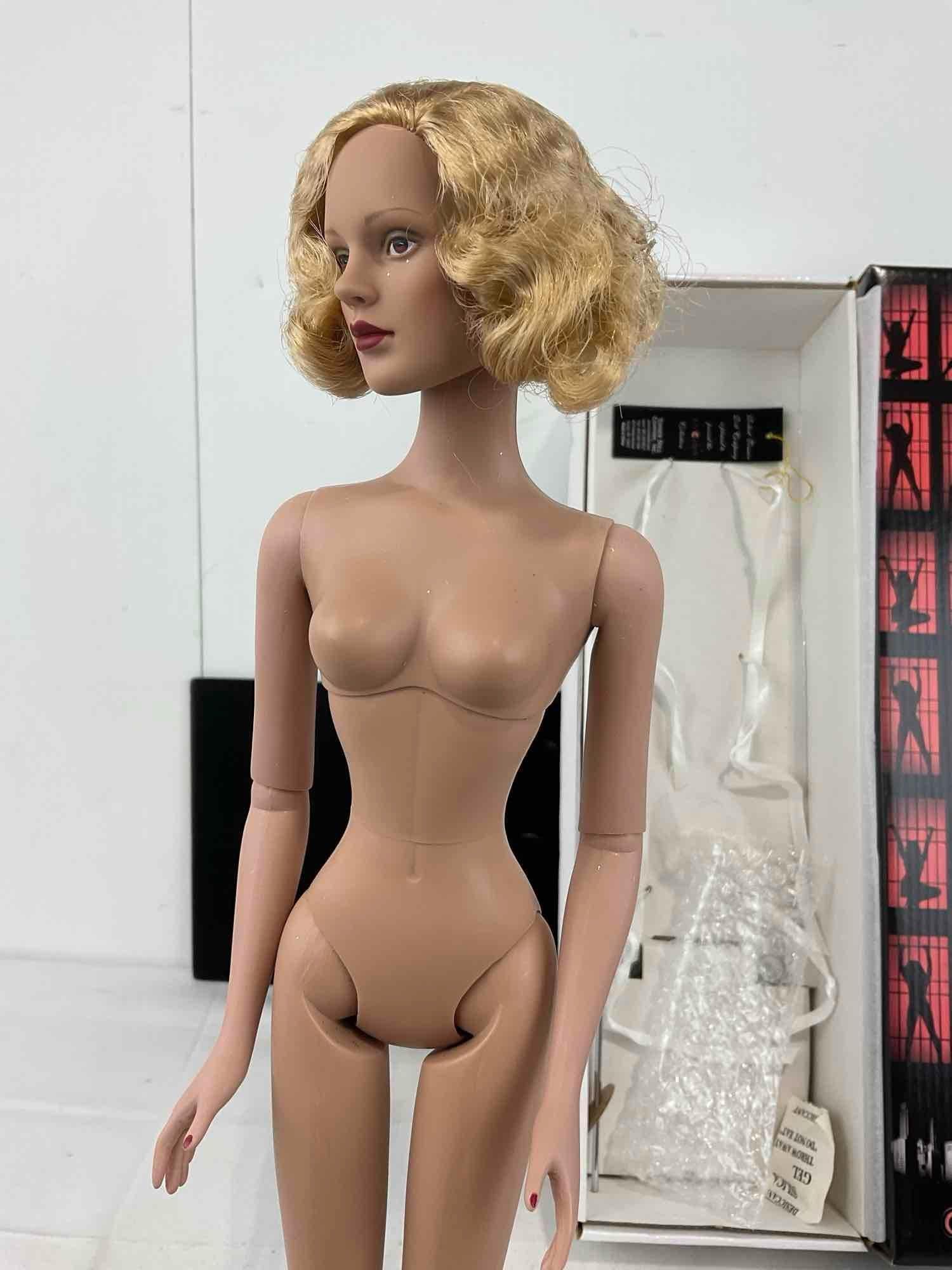 Robert Tonner Chicago Doll, Roxie Finale CH1302, 16 inch in original box - 2