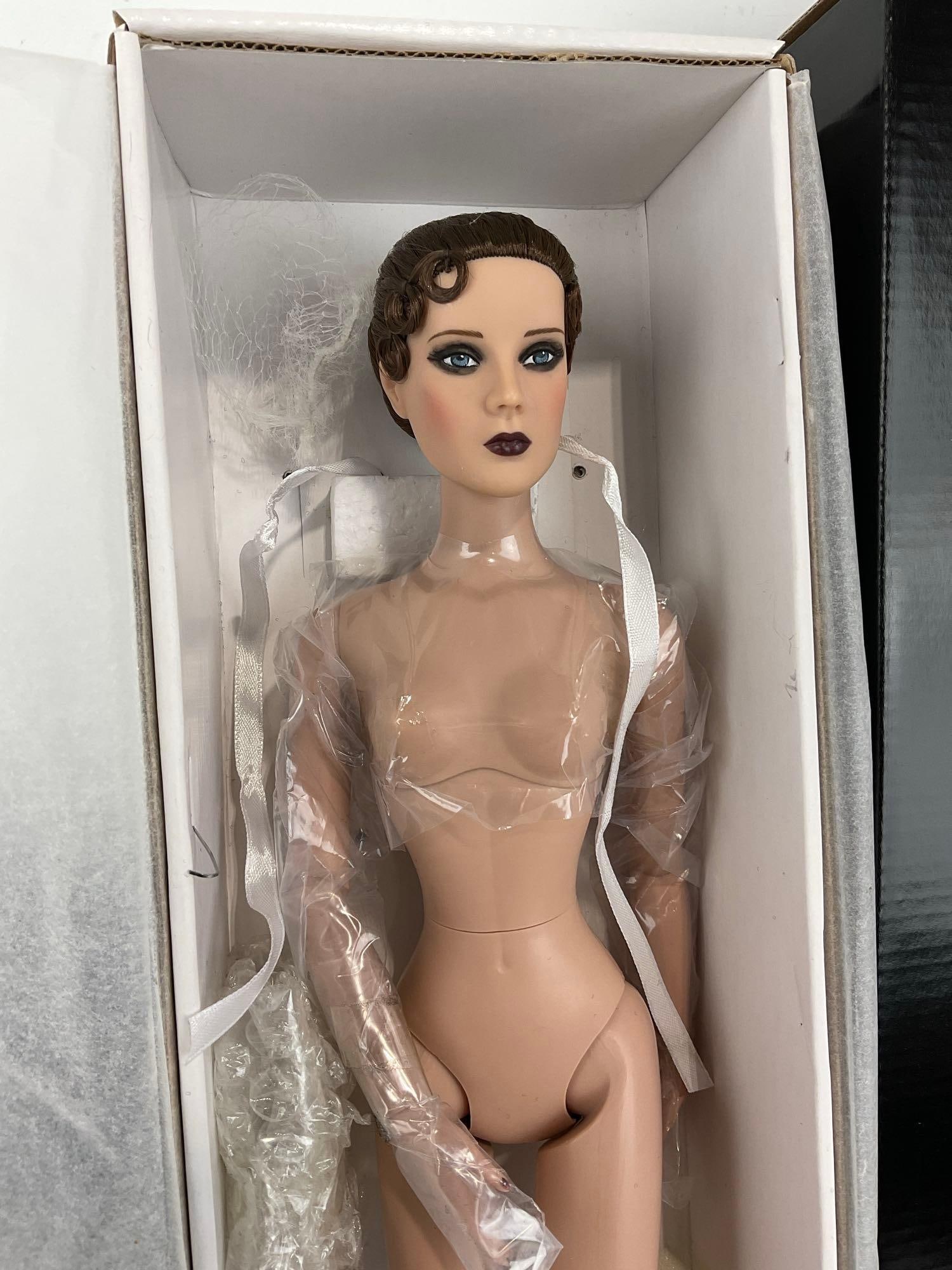 Robert Tonner Devereaux Sisters Doll, Deliciously Deco Louise, 16 inches, in original box - 2