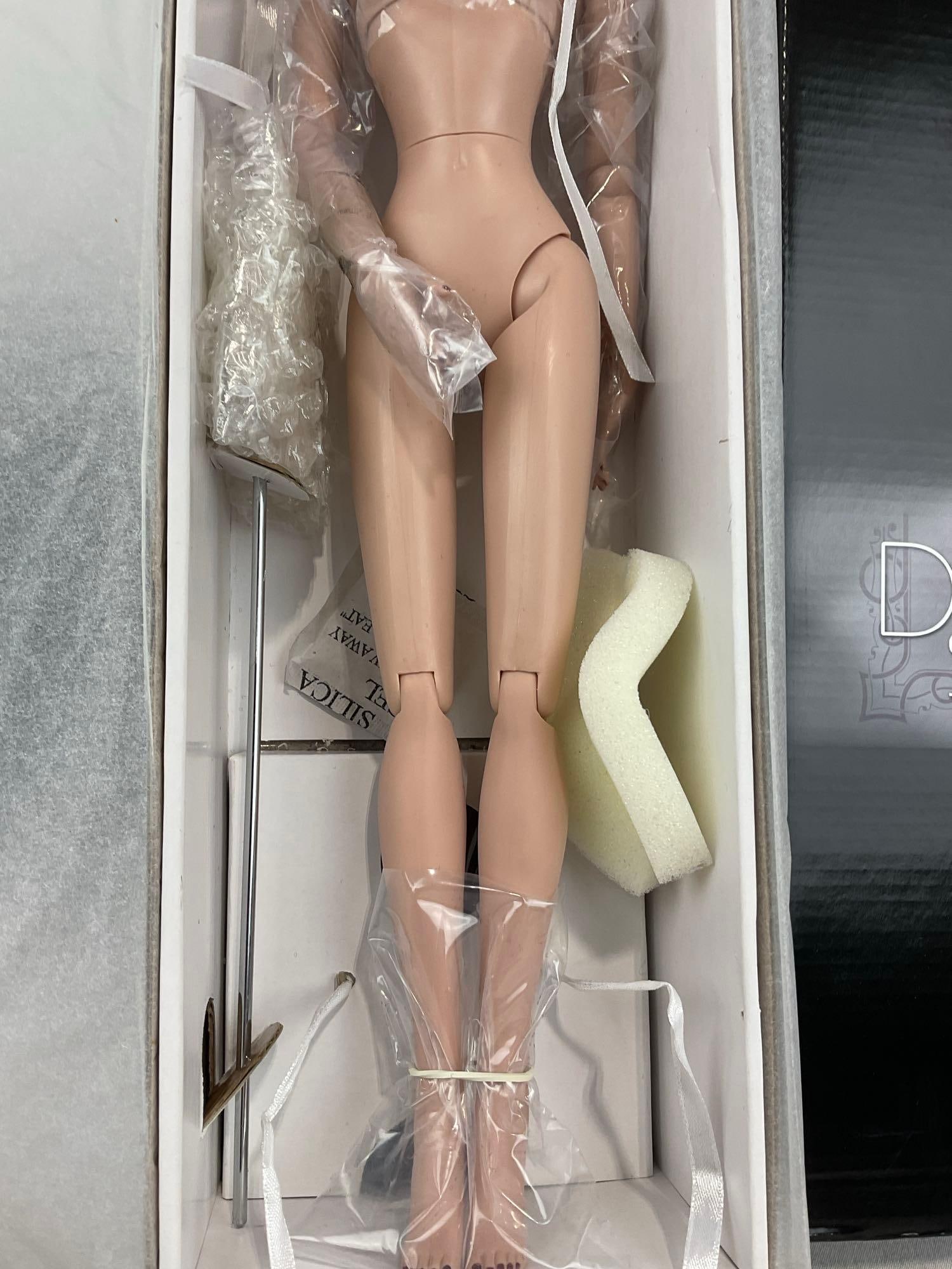 Robert Tonner Devereaux Sisters Doll, Deliciously Deco Louise, 16 inches, in original box - 3