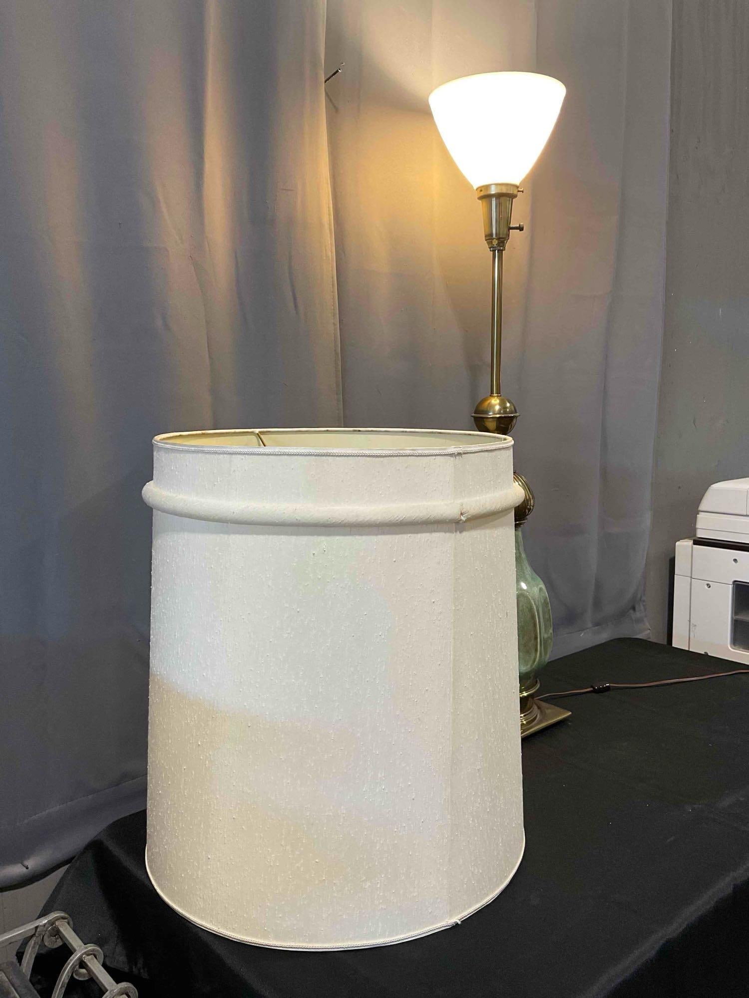 Mid Century Stiffel Moorish Revival Jade Green Crackle Glaze Ceramic and Brass Table Lamp. Works. - 2