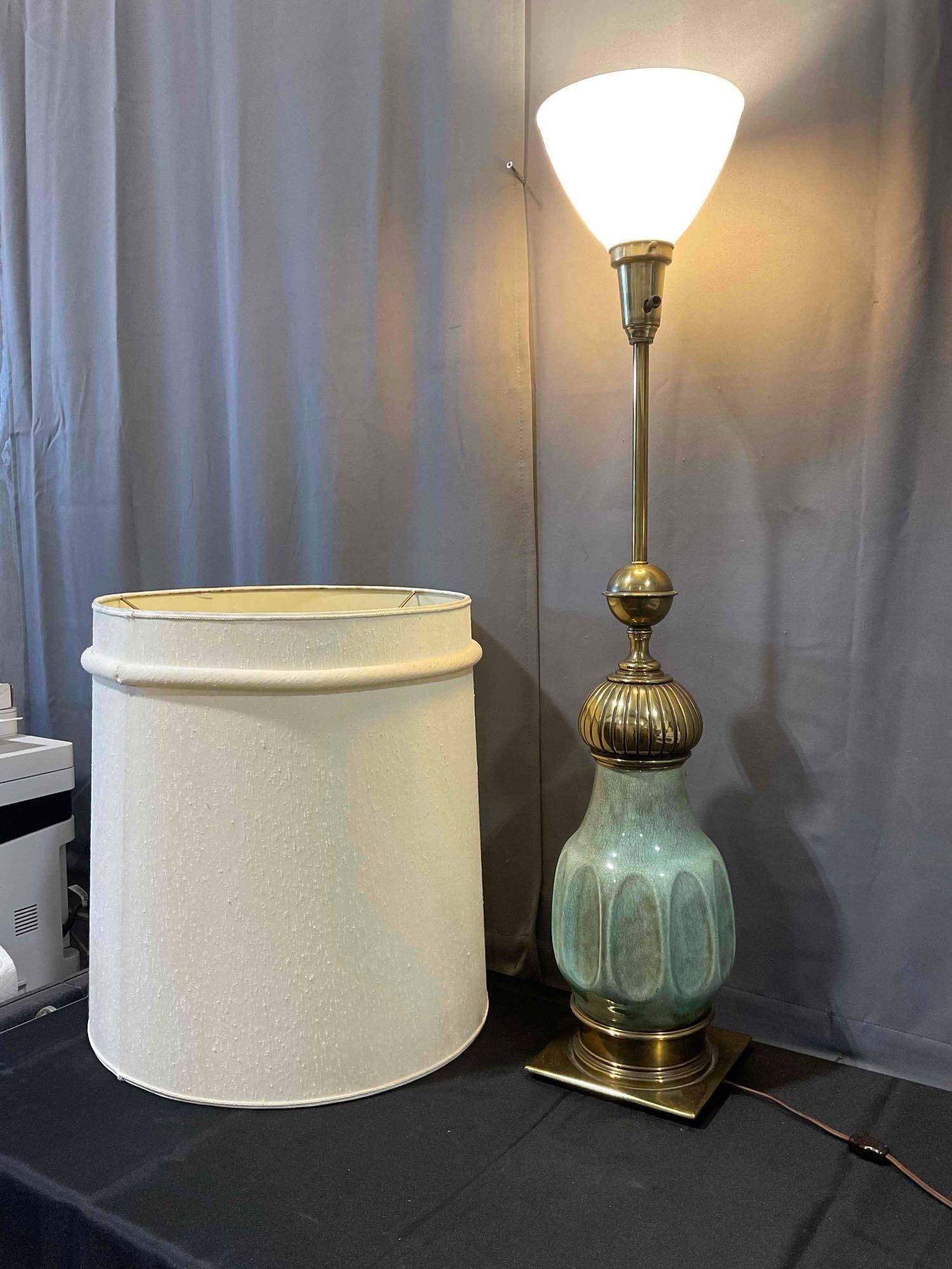 Mid Century Stiffel Moorish Revival Jade Green Crackle Glaze Ceramic and Brass Table Lamp. Works. - 3