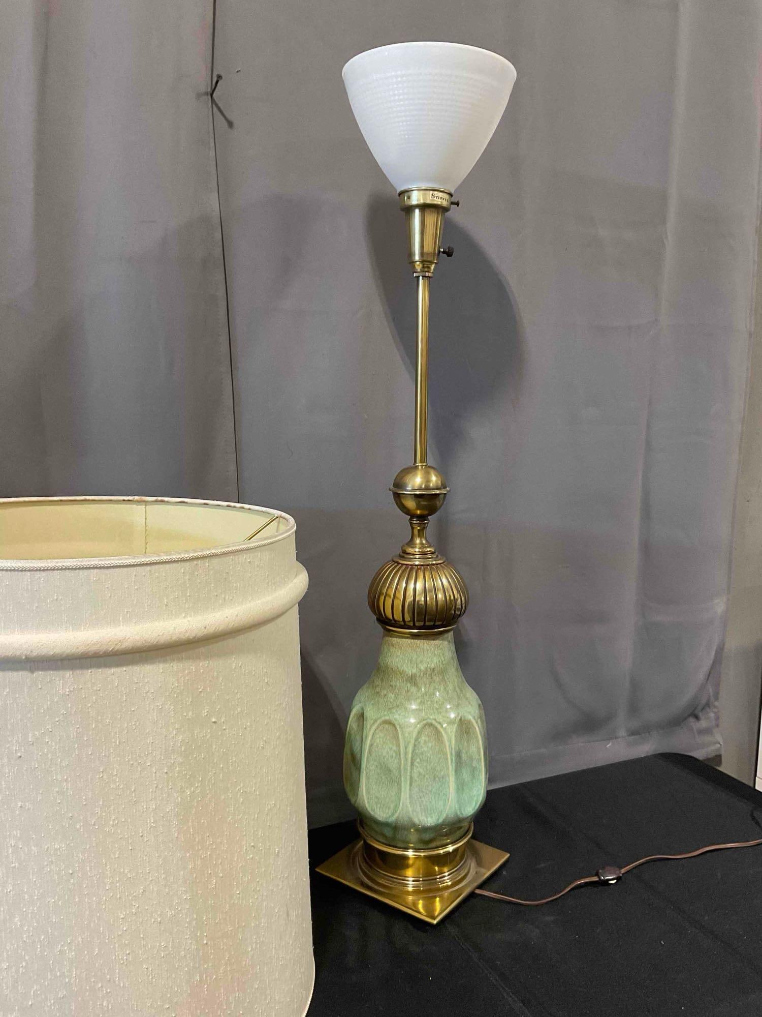 Mid Century Stiffel Moorish Revival Jade Green Crackle Glaze Ceramic and Brass Table Lamp. Works. - 4
